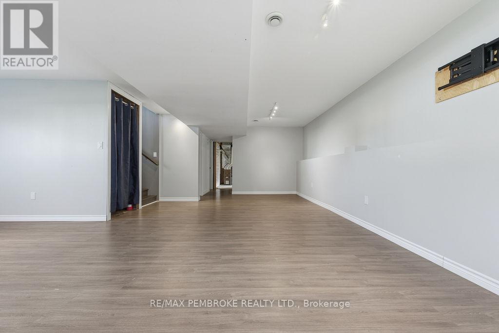 49 Dustin Drive, Petawawa, Ontario  K8H 0G3 - Photo 44 - X12492082