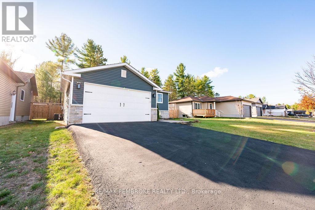 49 Dustin Drive, Petawawa, Ontario  K8H 0G3 - Photo 5 - X12492082