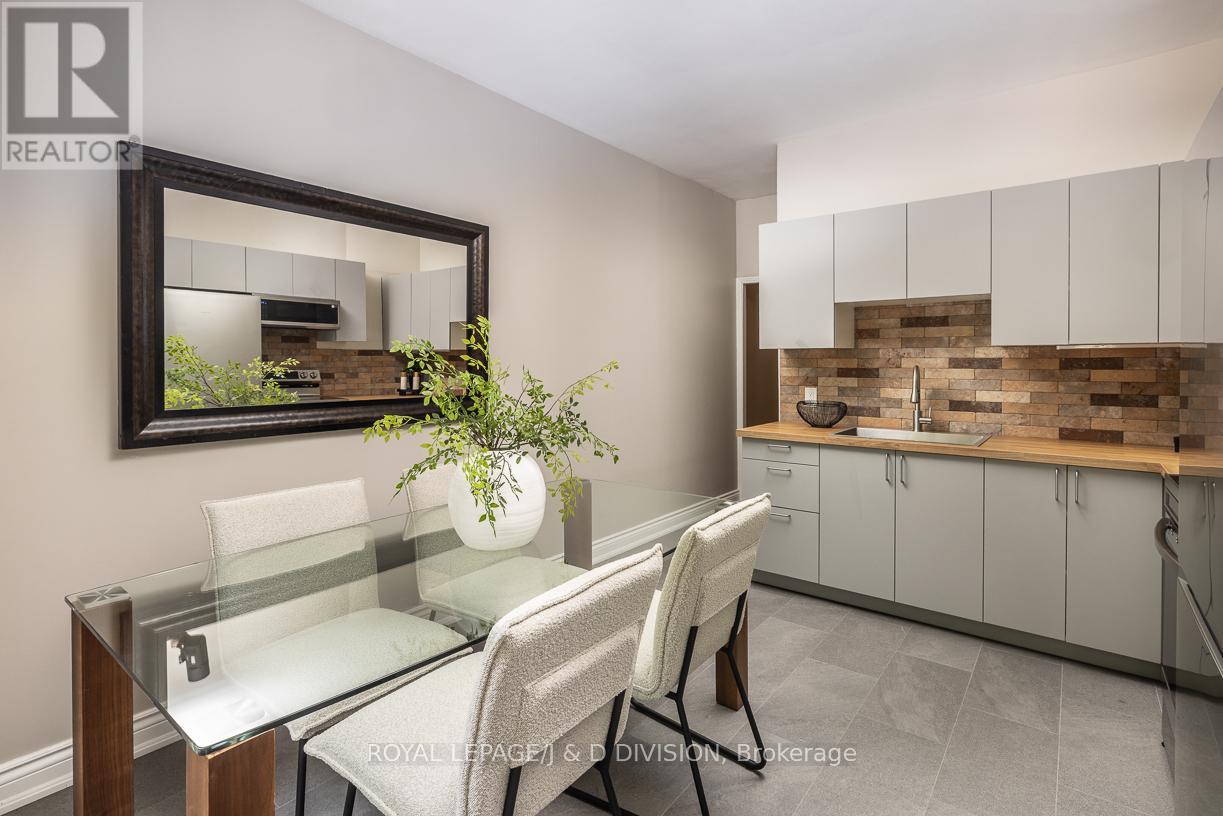 16 Boswell Avenue, Toronto, Ontario  M5R 1M4 - Photo 11 - C12491872