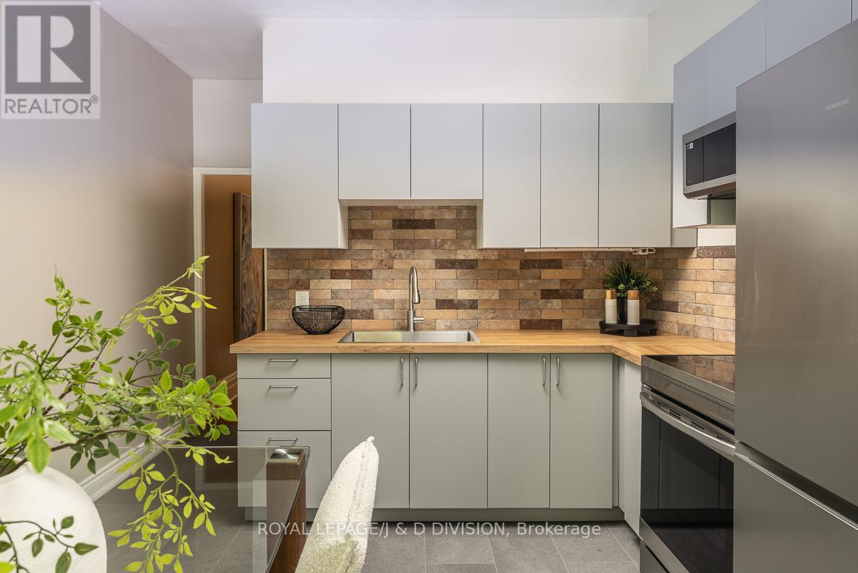 16 Boswell Avenue, Toronto, Ontario  M5R 1M4 - Photo 12 - C12491872