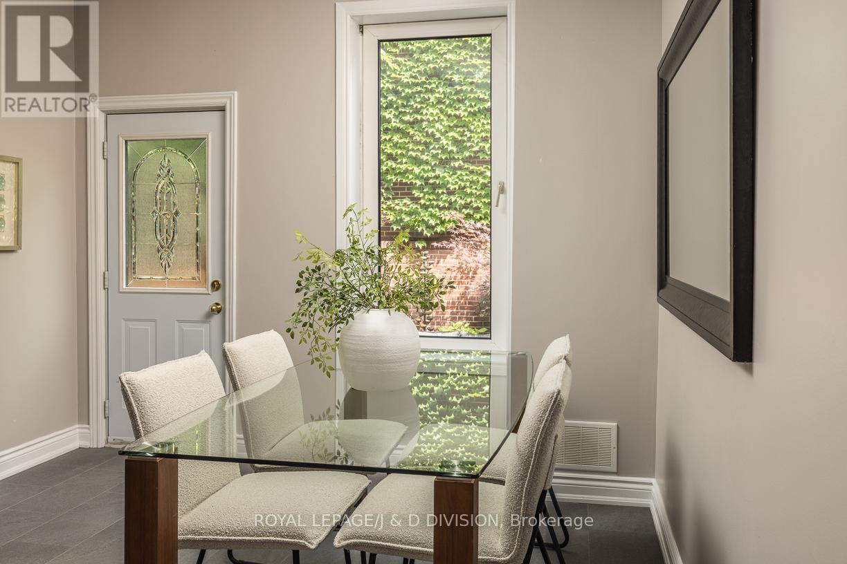 16 Boswell Avenue, Toronto, Ontario  M5R 1M4 - Photo 13 - C12491872