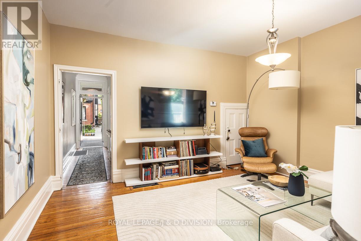 16 Boswell Avenue, Toronto, Ontario  M5R 1M4 - Photo 8 - C12491872