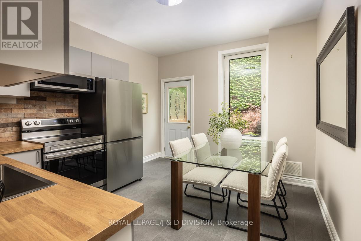 16 Boswell Avenue, Toronto, Ontario  M5R 1M4 - Photo 9 - C12491872