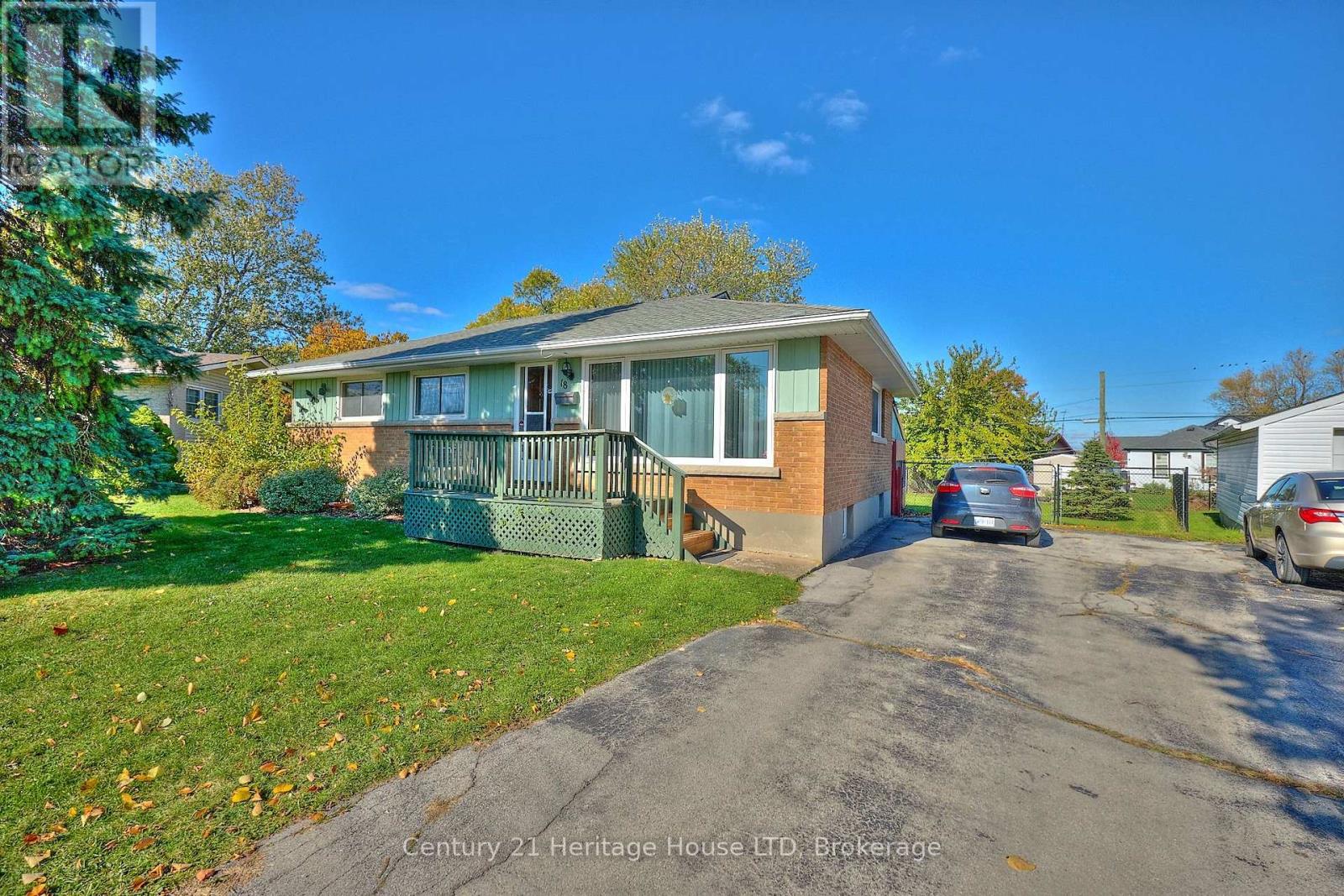 18 Court Street, Fort Erie, Ontario  L2A 2G4 - Photo 2 - X12492096