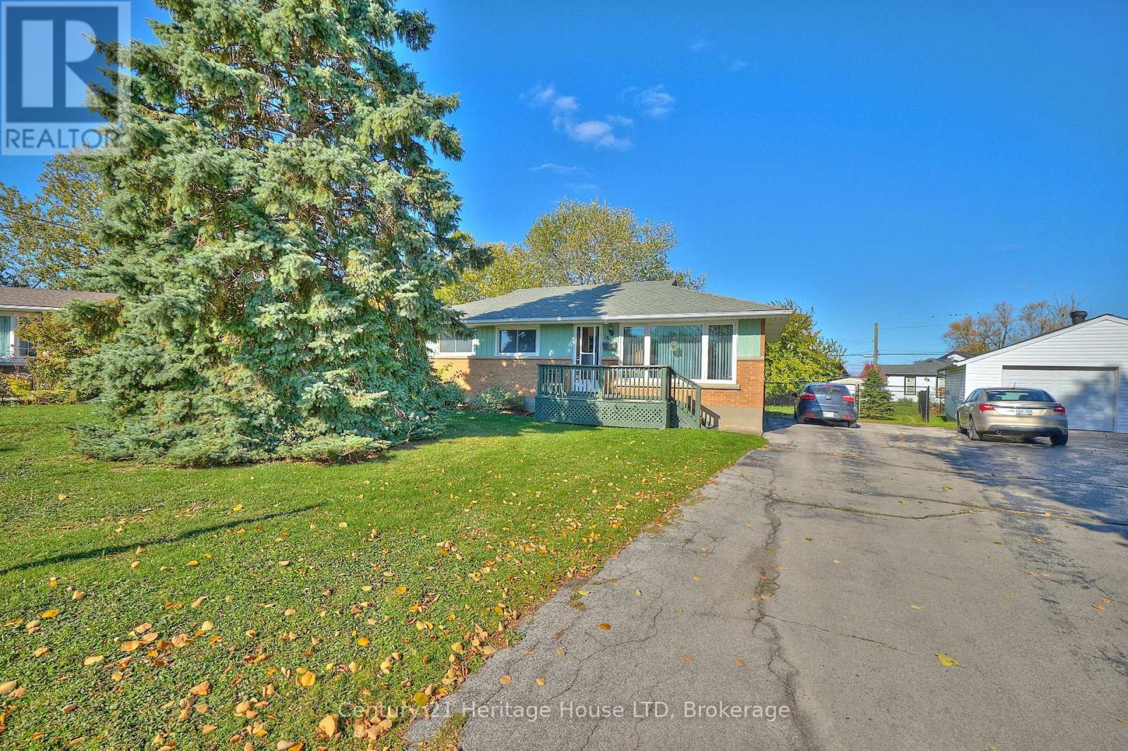 18 Court Street, Fort Erie, Ontario  L2A 2G4 - Photo 3 - X12492096