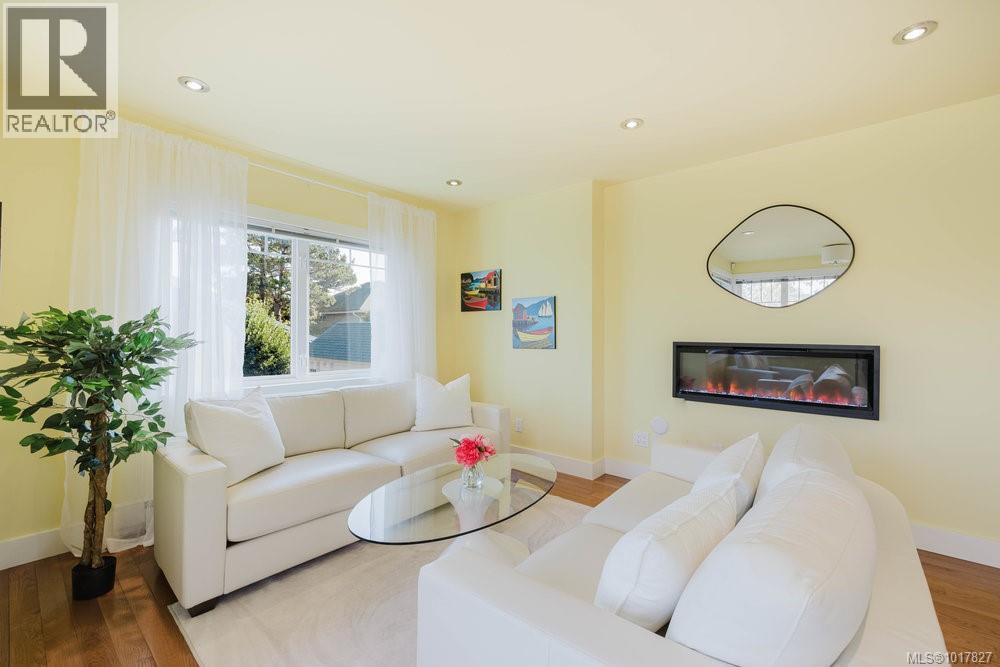 1865 Quamichan St, Victoria, British Columbia  V8S 2B7 - Photo 4 - 1017827