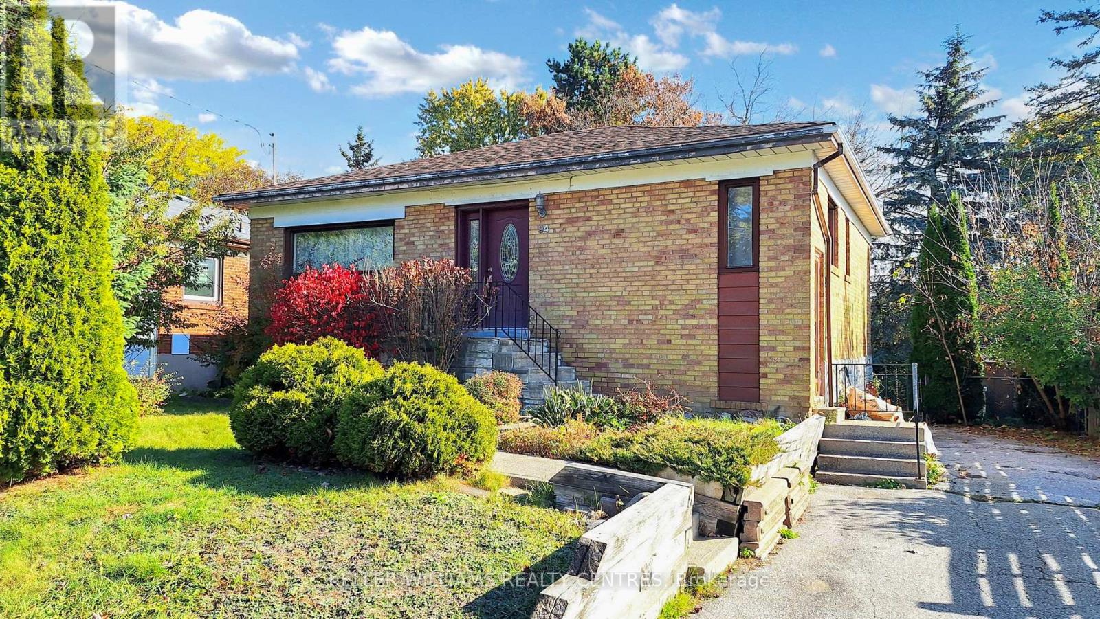 94 Queen Street, Newmarket, Ontario  L3Y 2E8 - Photo 2 - N12491836