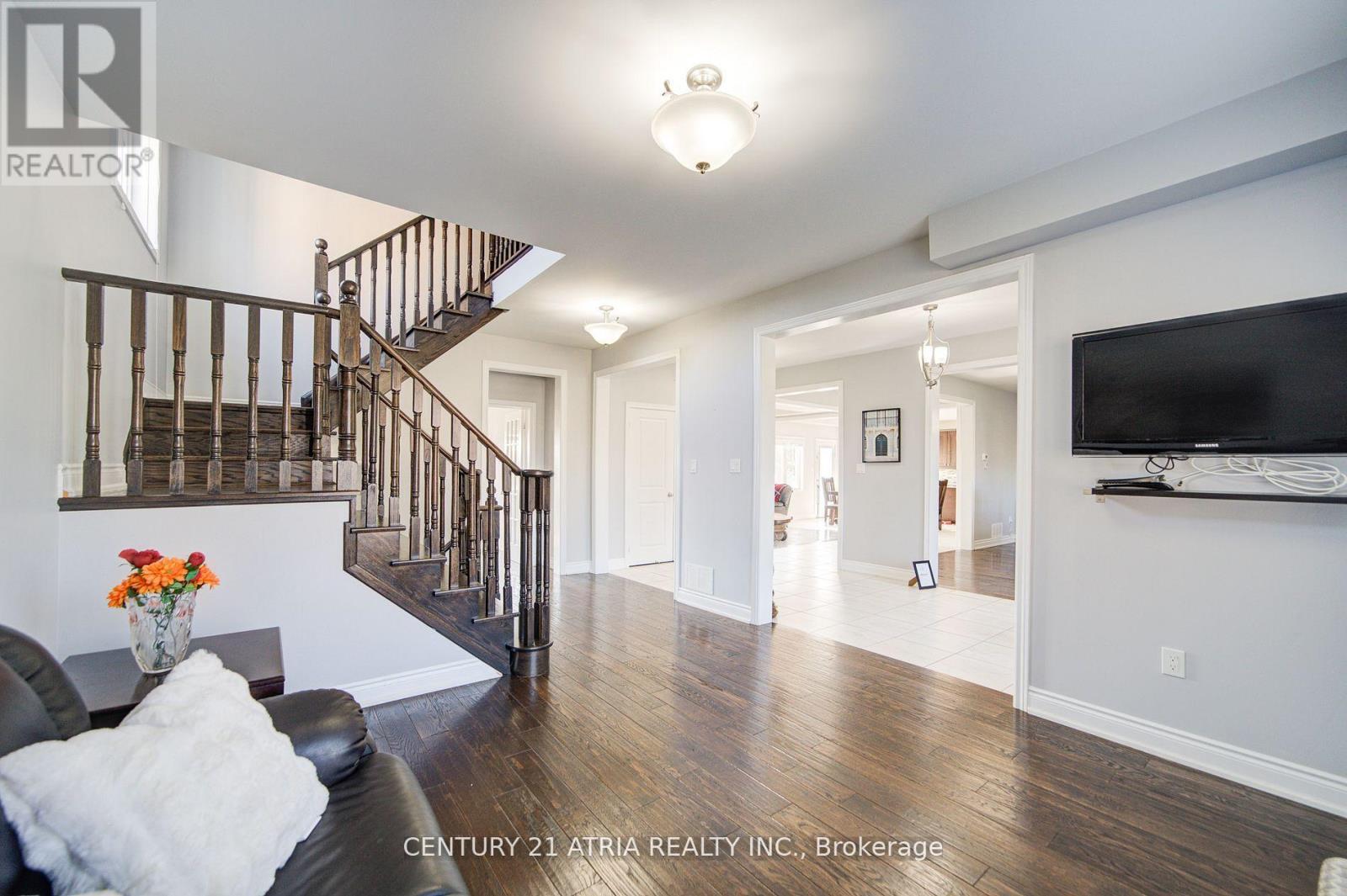 10 Gladys Rolling Avenue, East Gwillimbury (Mt Albert), Ontario  L0G 1M0 - Photo 7 - N12491858