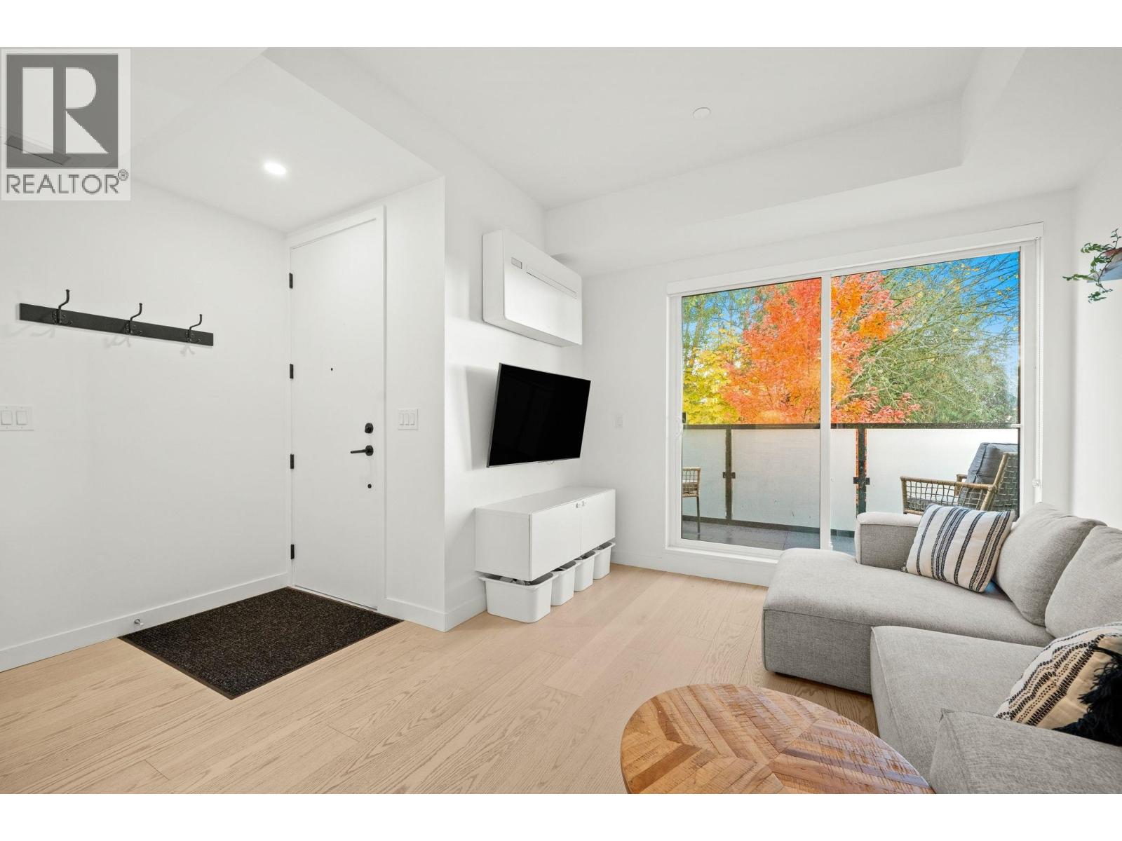 107 650 E 2ND STREET, North Vancouver, British Columbia