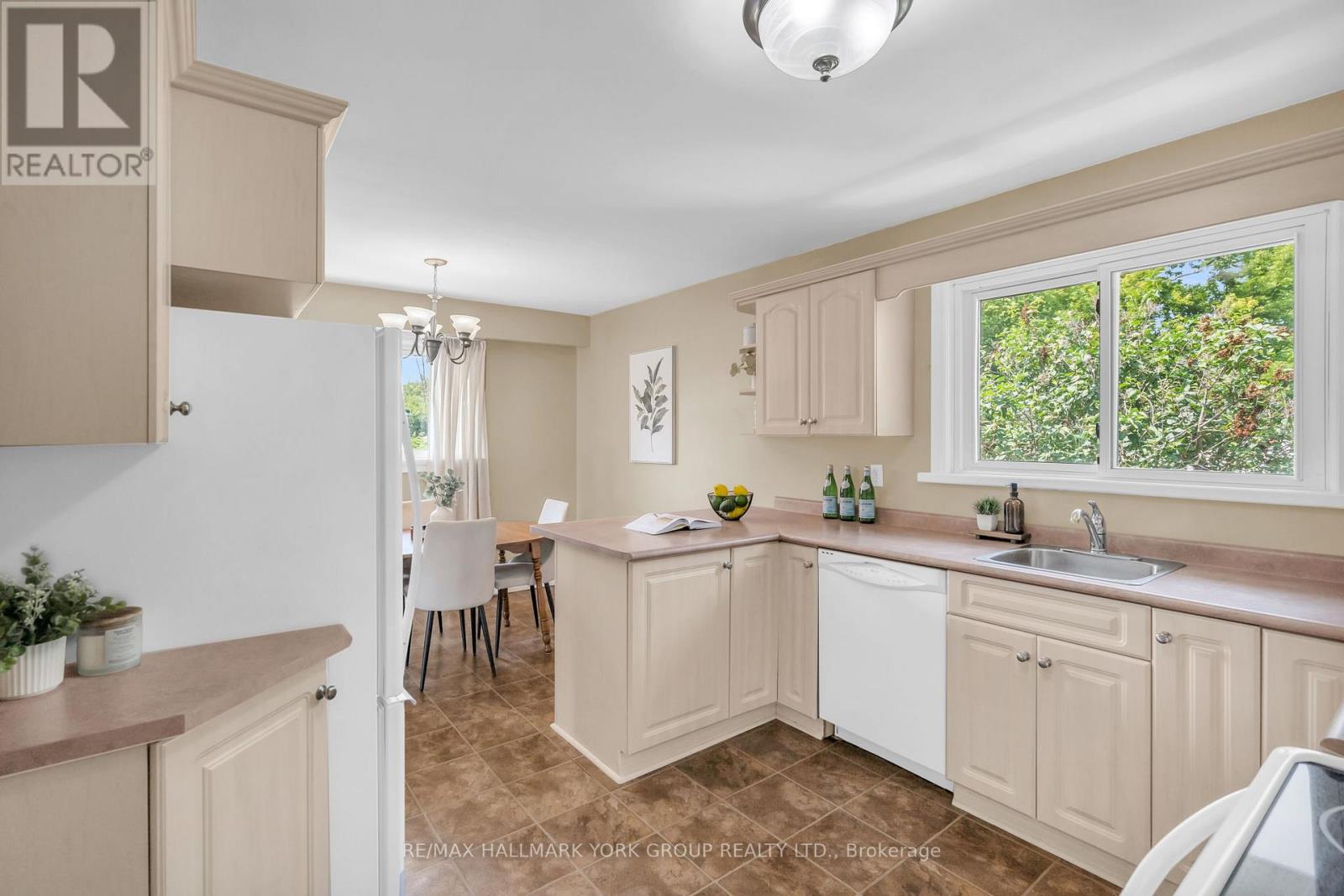 8 Rushton Road, Georgina, Ontario  L0E 1S0 - Photo 4 - N12436570