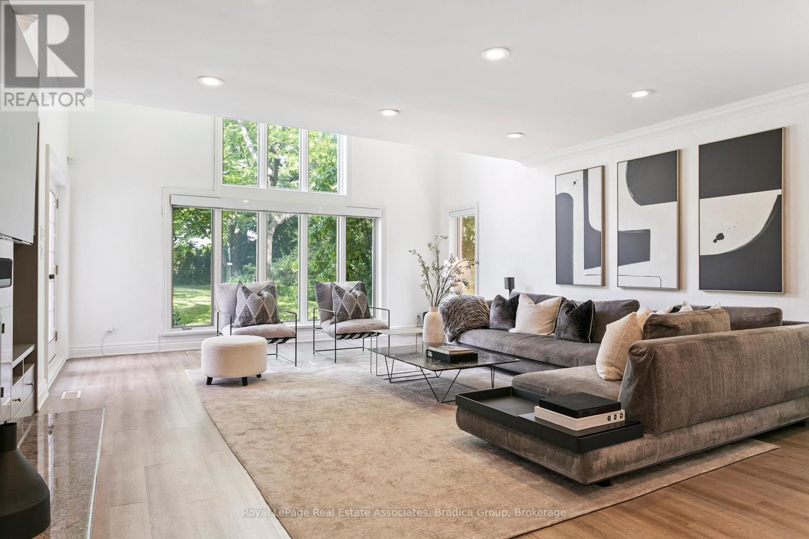 19 Lorraine Gardens, Toronto, Ontario  M9B 4Z5 - Photo 9 - W12491680