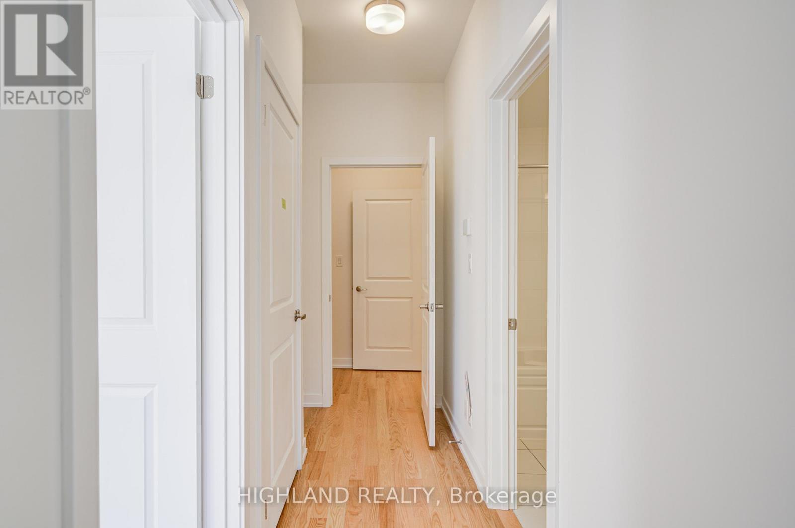 1118 Wheat Boom Drive, Oakville, Ontario  L6H 7W4 - Photo 4 - W12491692