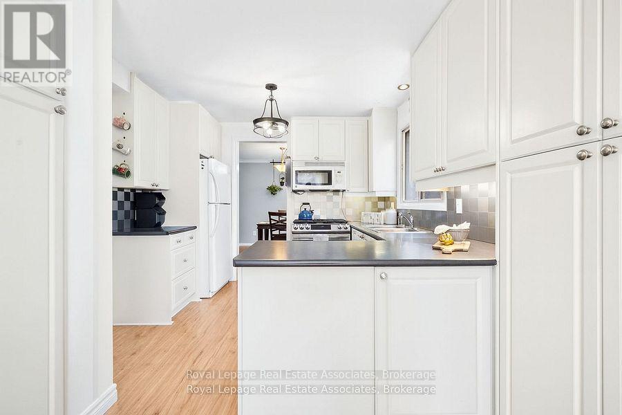 296 Chantenay Drive, Mississauga, Ontario  L5A 1E7 - Photo 16 - W12491702