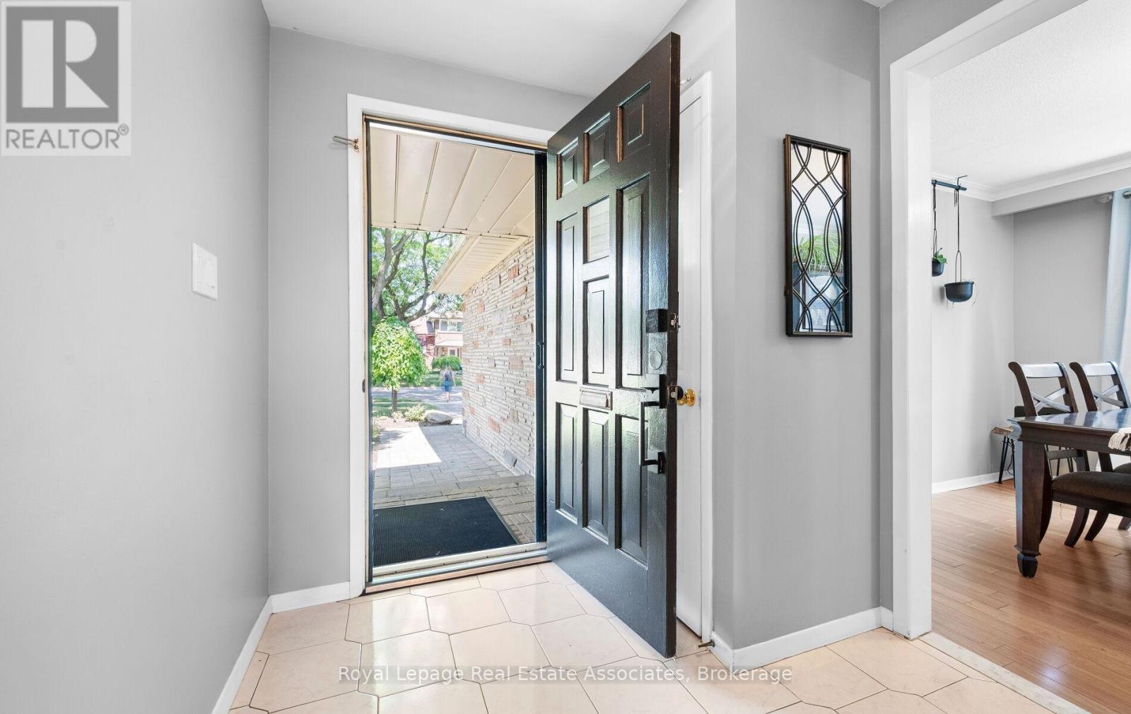 296 Chantenay Drive, Mississauga, Ontario  L5A 1E7 - Photo 4 - W12491702