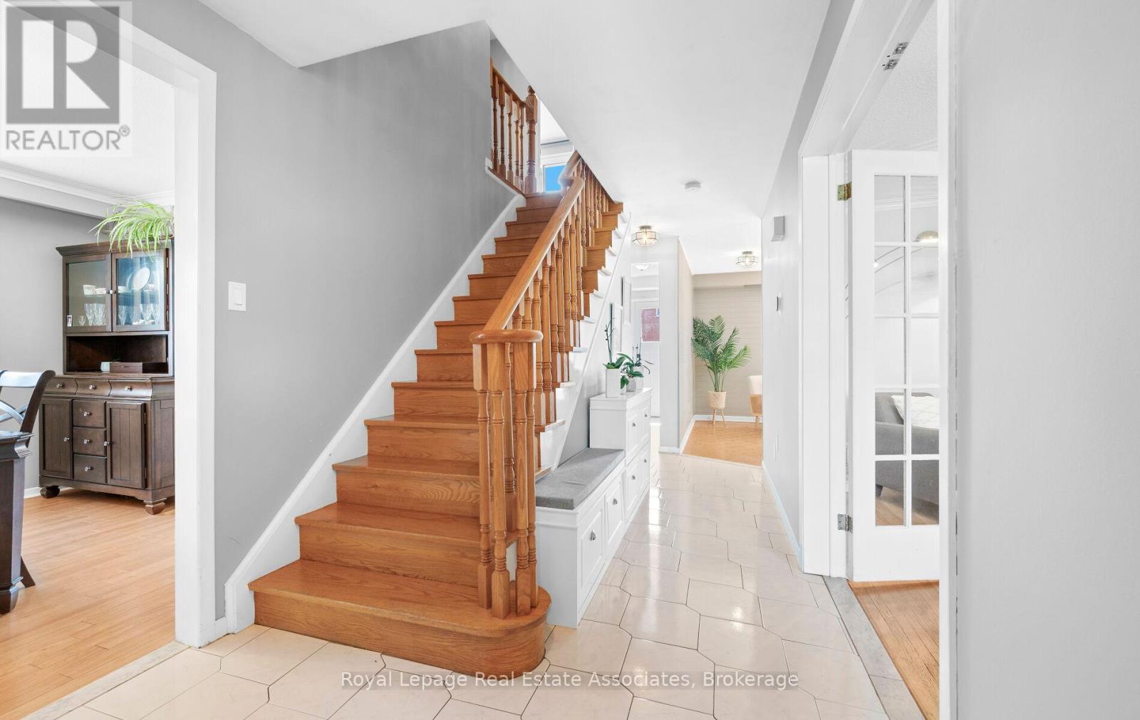 296 Chantenay Drive, Mississauga, Ontario  L5A 1E7 - Photo 5 - W12491702