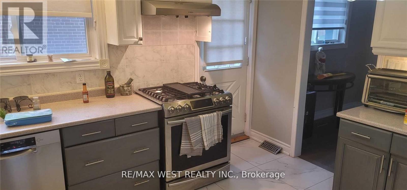 Upper - 51 Monterrey Drive, Toronto, Ontario  M9V 1S9 - Photo 5 - W12491780