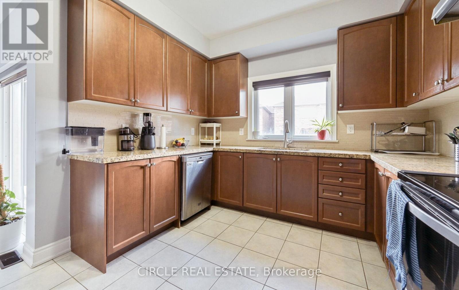 22 Brussels Avenue, Brampton, Ontario  L6Z 0A5 - Photo 10 - W12491806