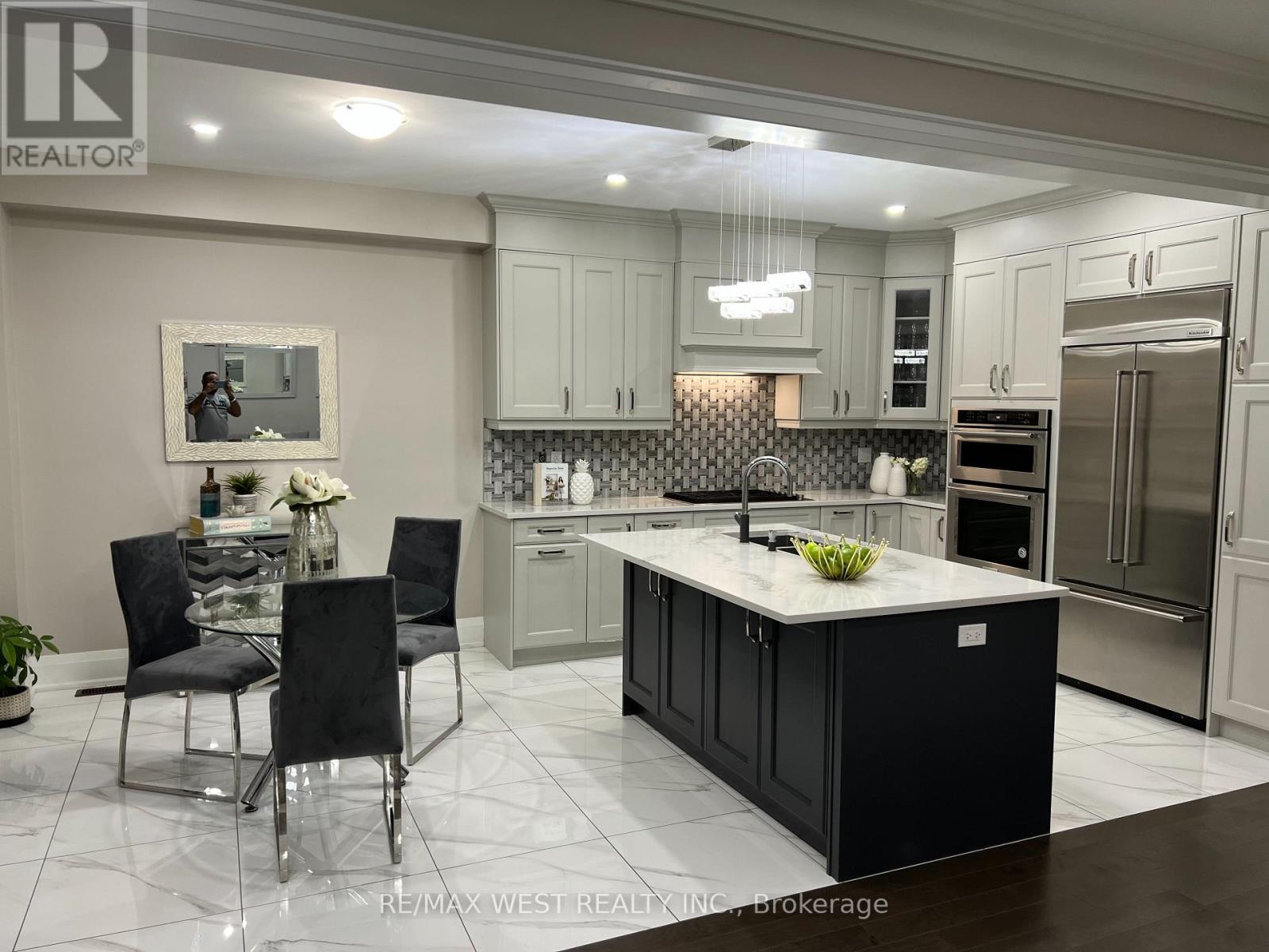 132 Russell Creek Drive, Brampton, Ontario  L6R 4B4 - Photo 2 - W12491894