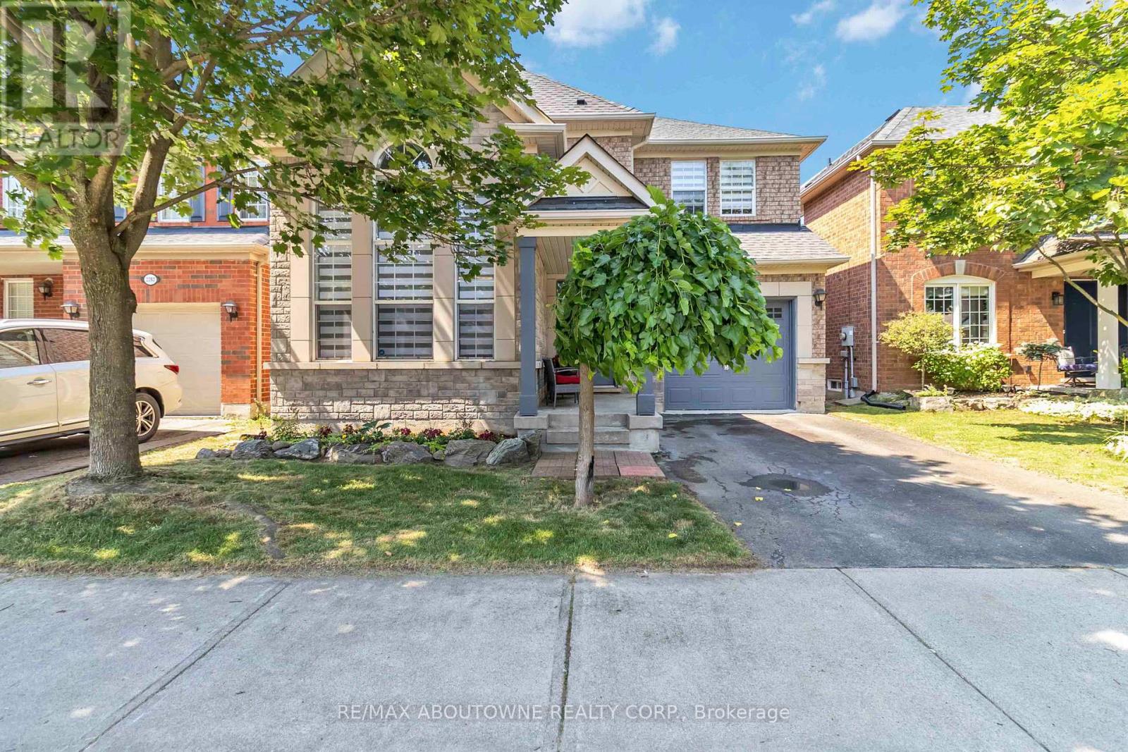 2286 Dunforest Crescent, Oakville, Ontario  L6M 4X3 - Photo 2 - W12491924