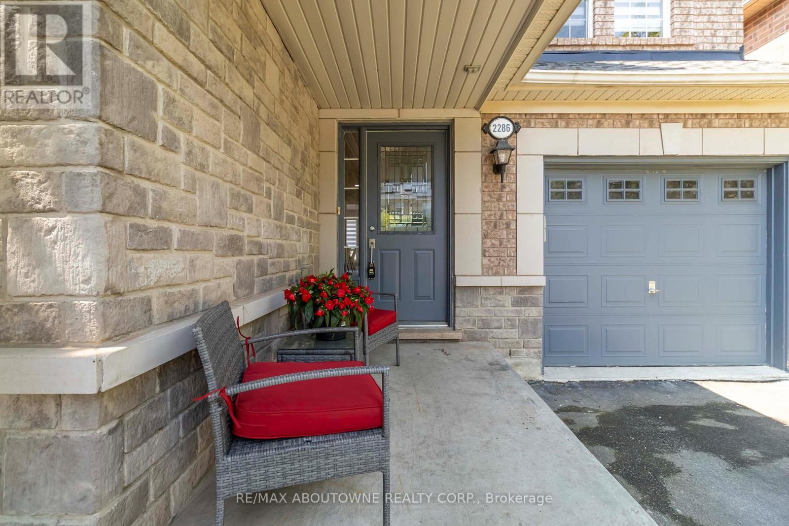 2286 Dunforest Crescent, Oakville, Ontario  L6M 4X3 - Photo 3 - W12491924