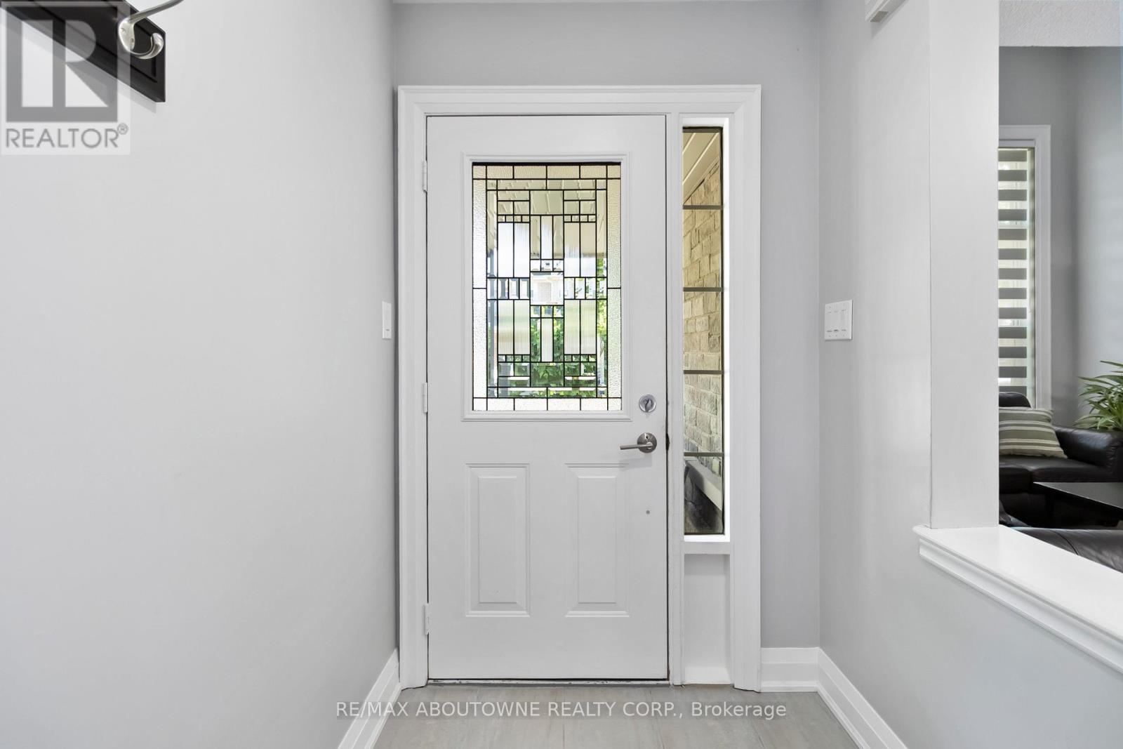 2286 Dunforest Crescent, Oakville, Ontario  L6M 4X3 - Photo 4 - W12491924