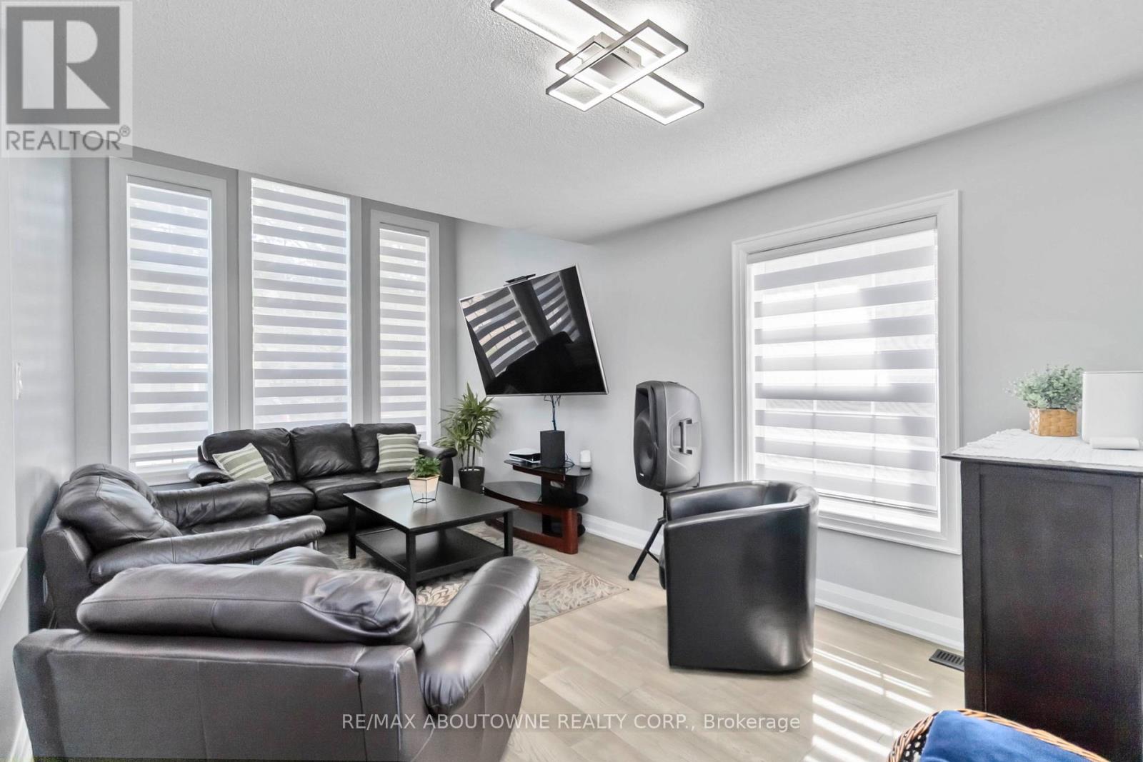 2286 Dunforest Crescent, Oakville, Ontario  L6M 4X3 - Photo 5 - W12491924