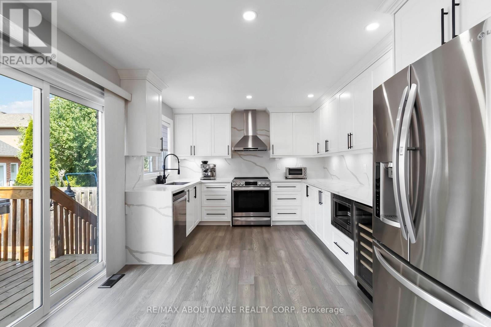 2286 Dunforest Crescent, Oakville, Ontario  L6M 4X3 - Photo 7 - W12491924