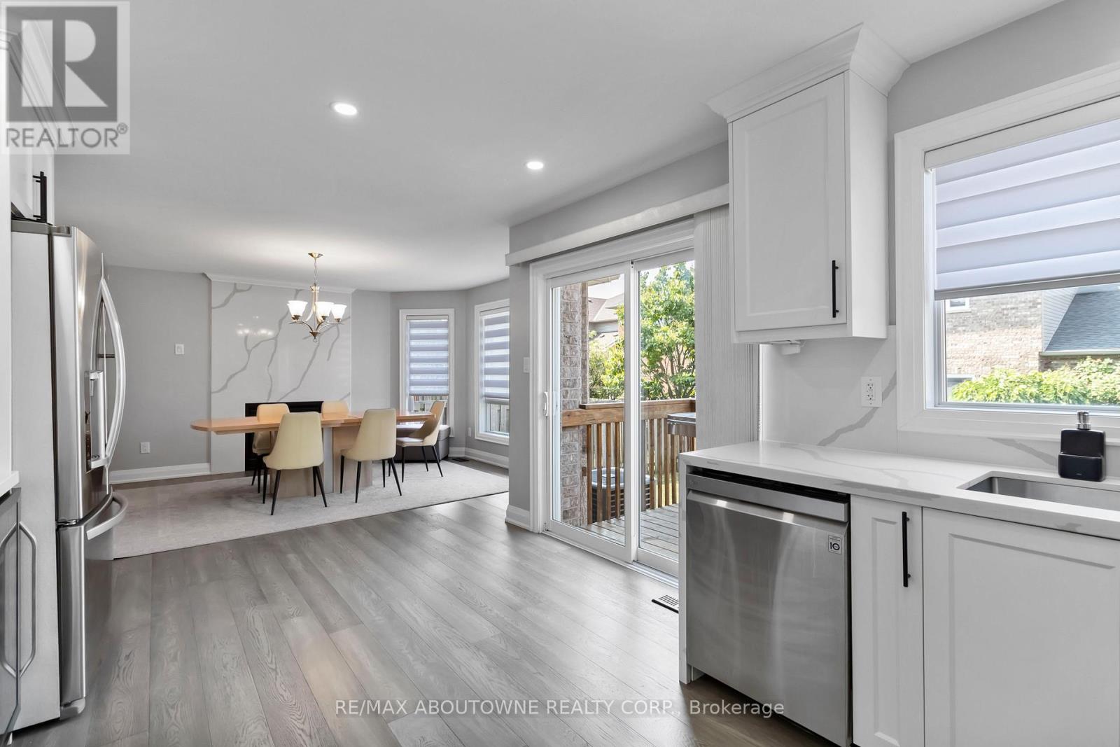 2286 Dunforest Crescent, Oakville, Ontario  L6M 4X3 - Photo 9 - W12491924