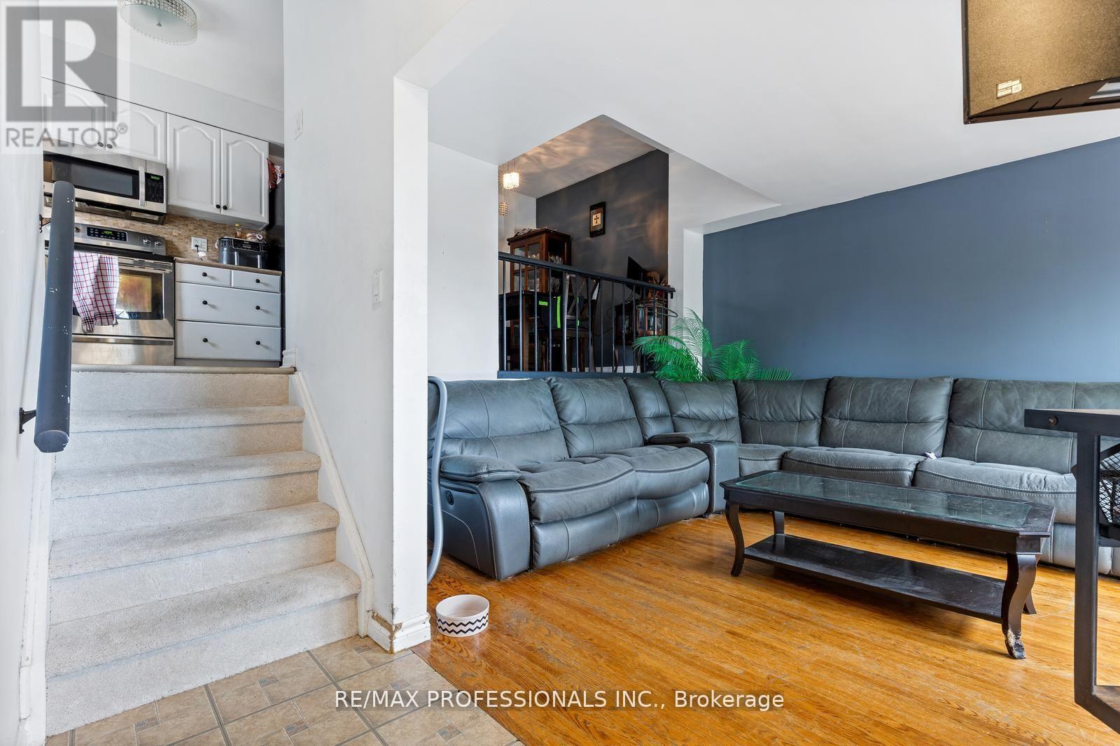 304 - 5 Viking Court, Grimsby, Ontario  L3M 3T8 - Photo 2 - X12491646