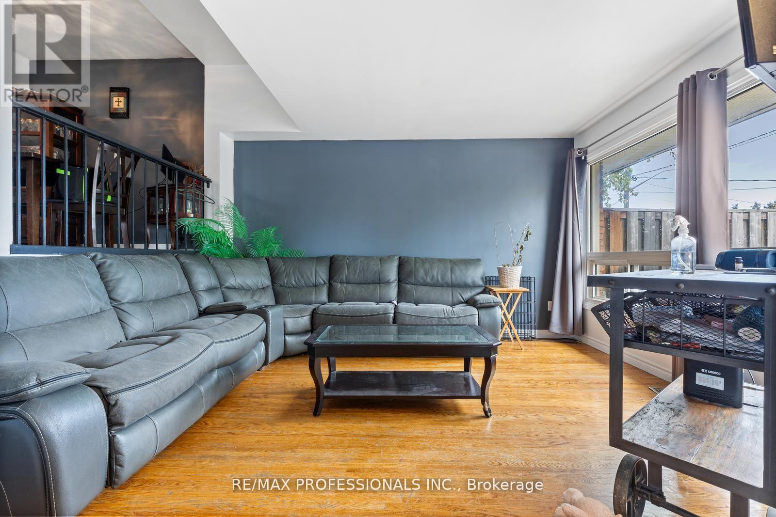 304 - 5 Viking Court, Grimsby, Ontario  L3M 3T8 - Photo 3 - X12491646