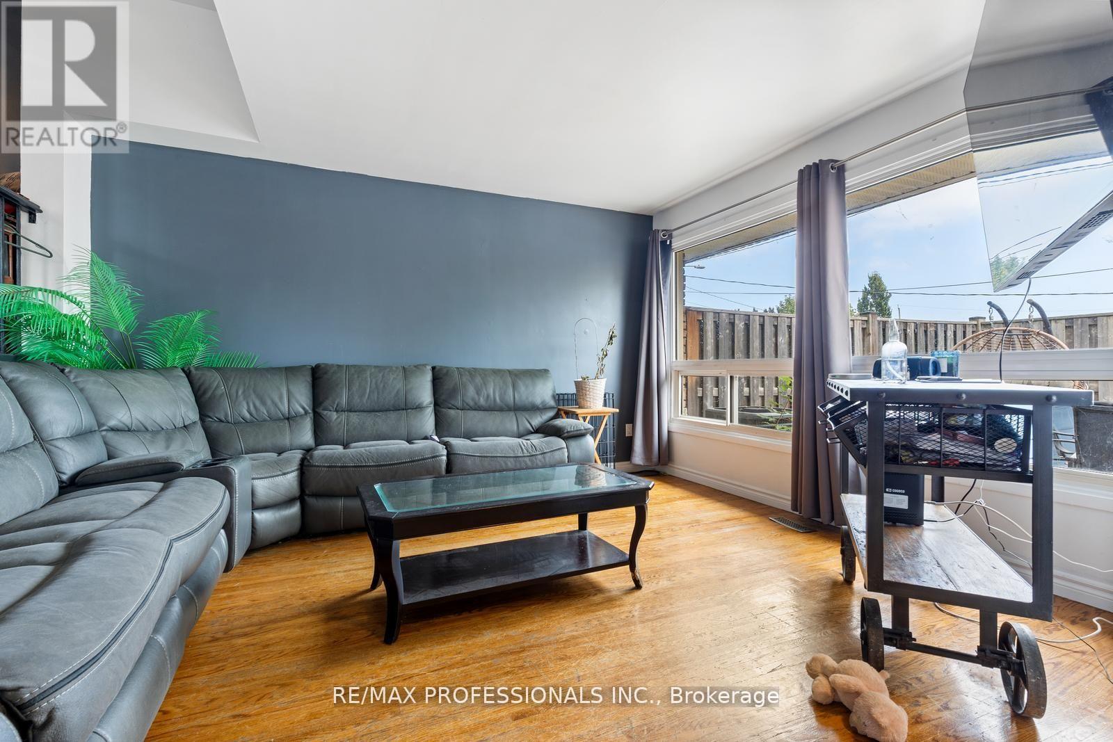 304 - 5 Viking Court, Grimsby, Ontario  L3M 3T8 - Photo 4 - X12491646