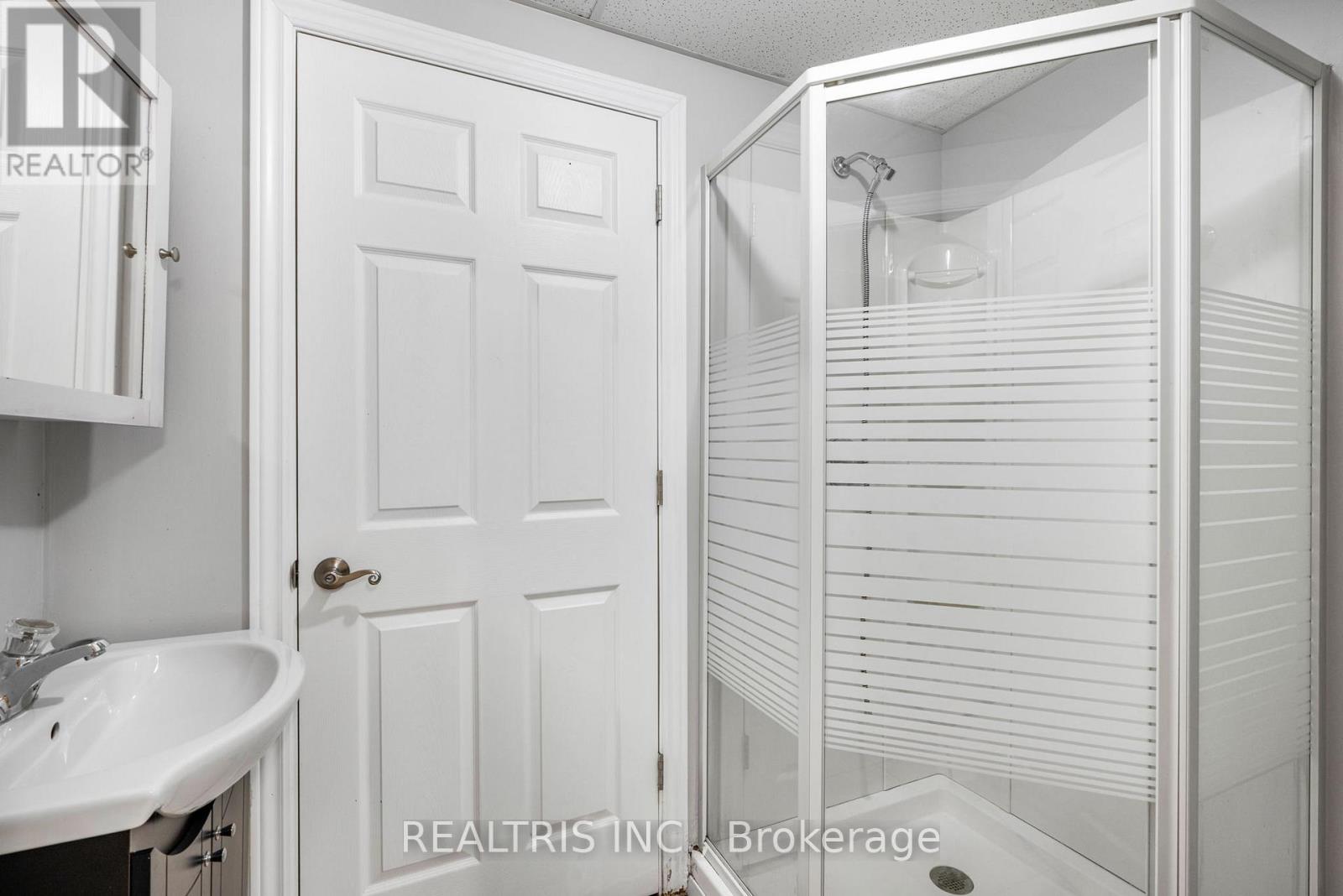 1905 Des Epinettes Avenue, Ottawa, Ontario  K1C 6P6 - Photo 27 - X12491712