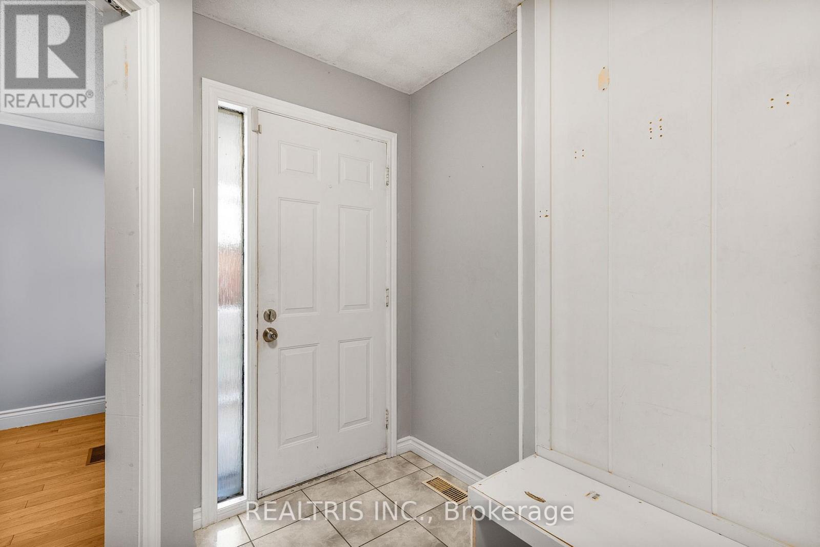 1905 Des Epinettes Avenue, Ottawa, Ontario  K1C 6P6 - Photo 3 - X12491712