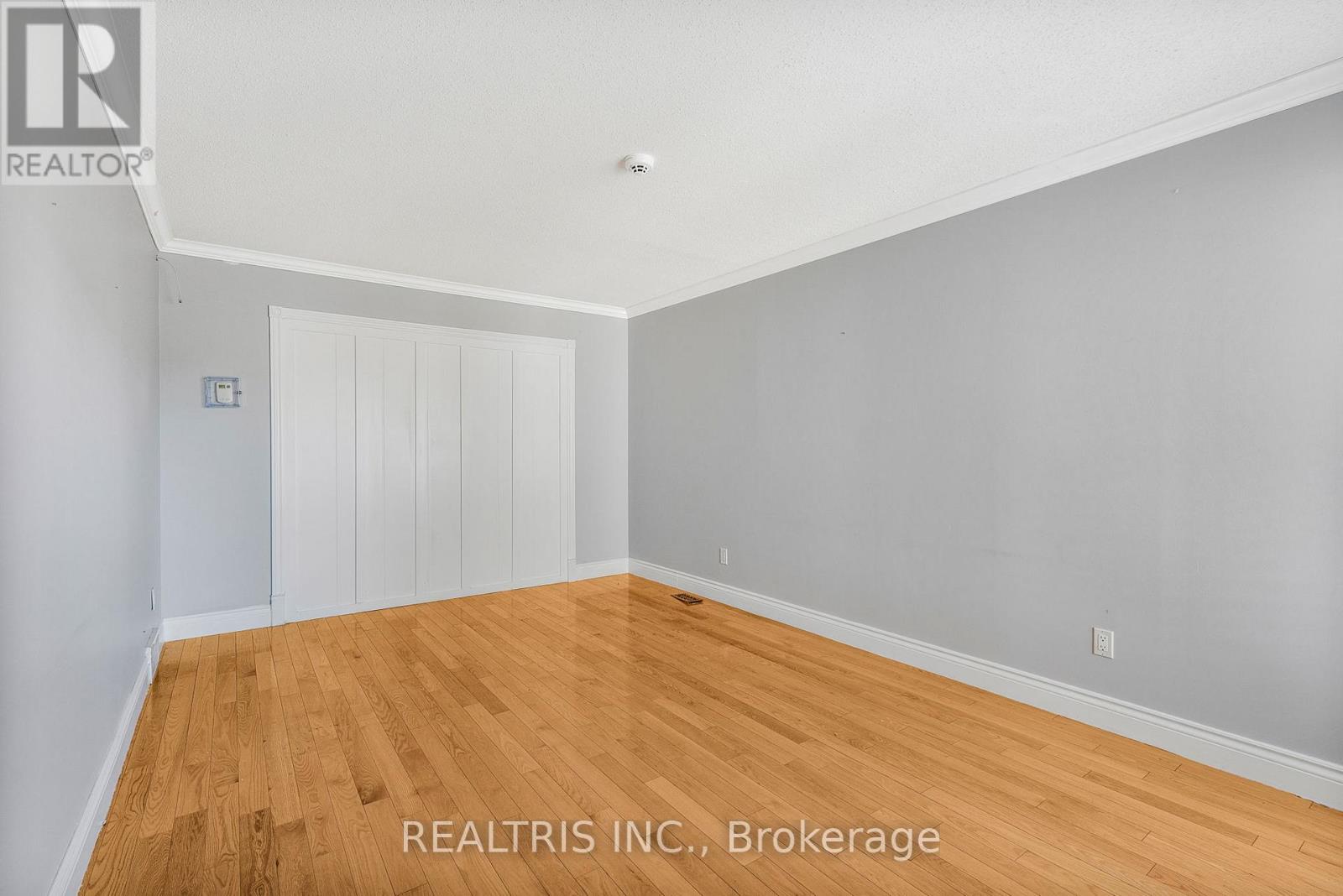 1905 Des Epinettes Avenue, Ottawa, Ontario  K1C 6P6 - Photo 4 - X12491712