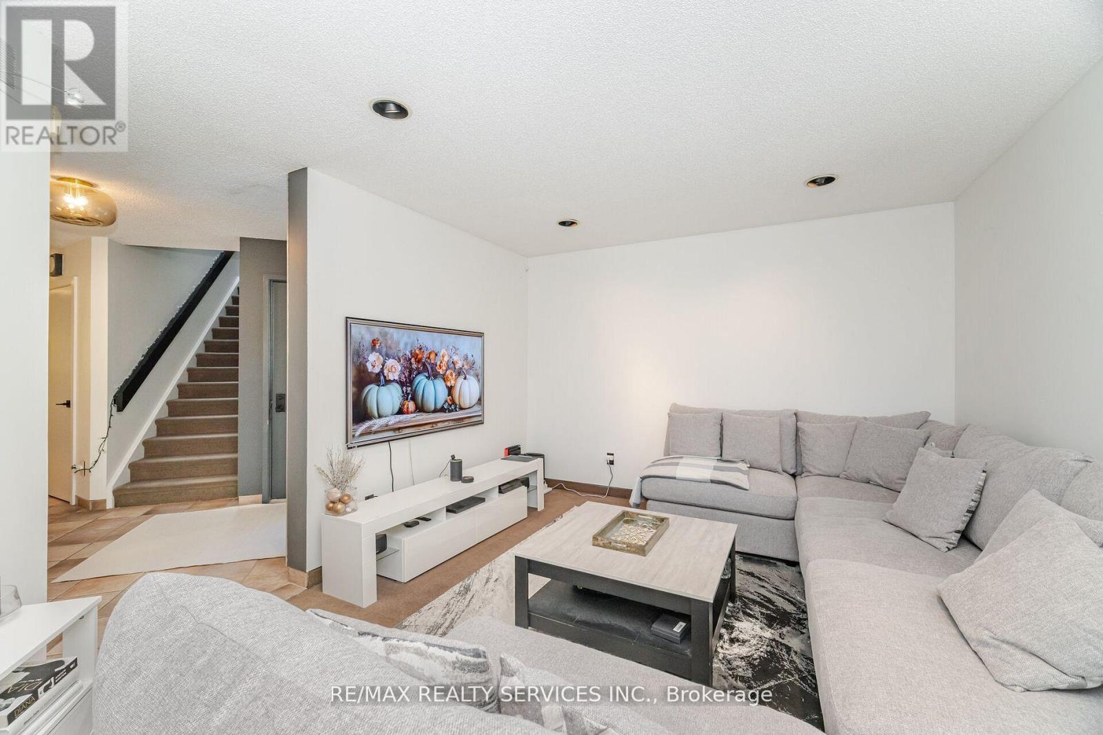 4296 Village Park Drive, Lincoln, Ontario  L3J 0J1 - Photo 8 - X12491838