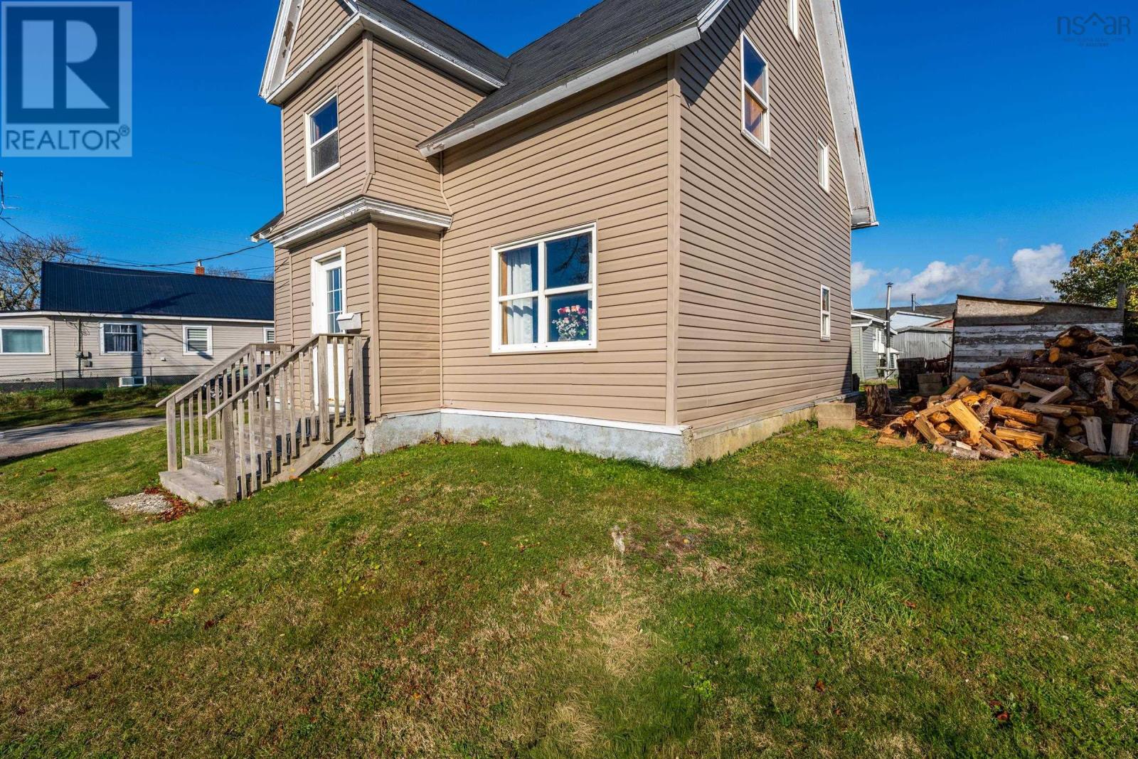 16 Commercial Street, Yarmouth, Nova Scotia  B5A 3R6 - Photo 3 - 202526789