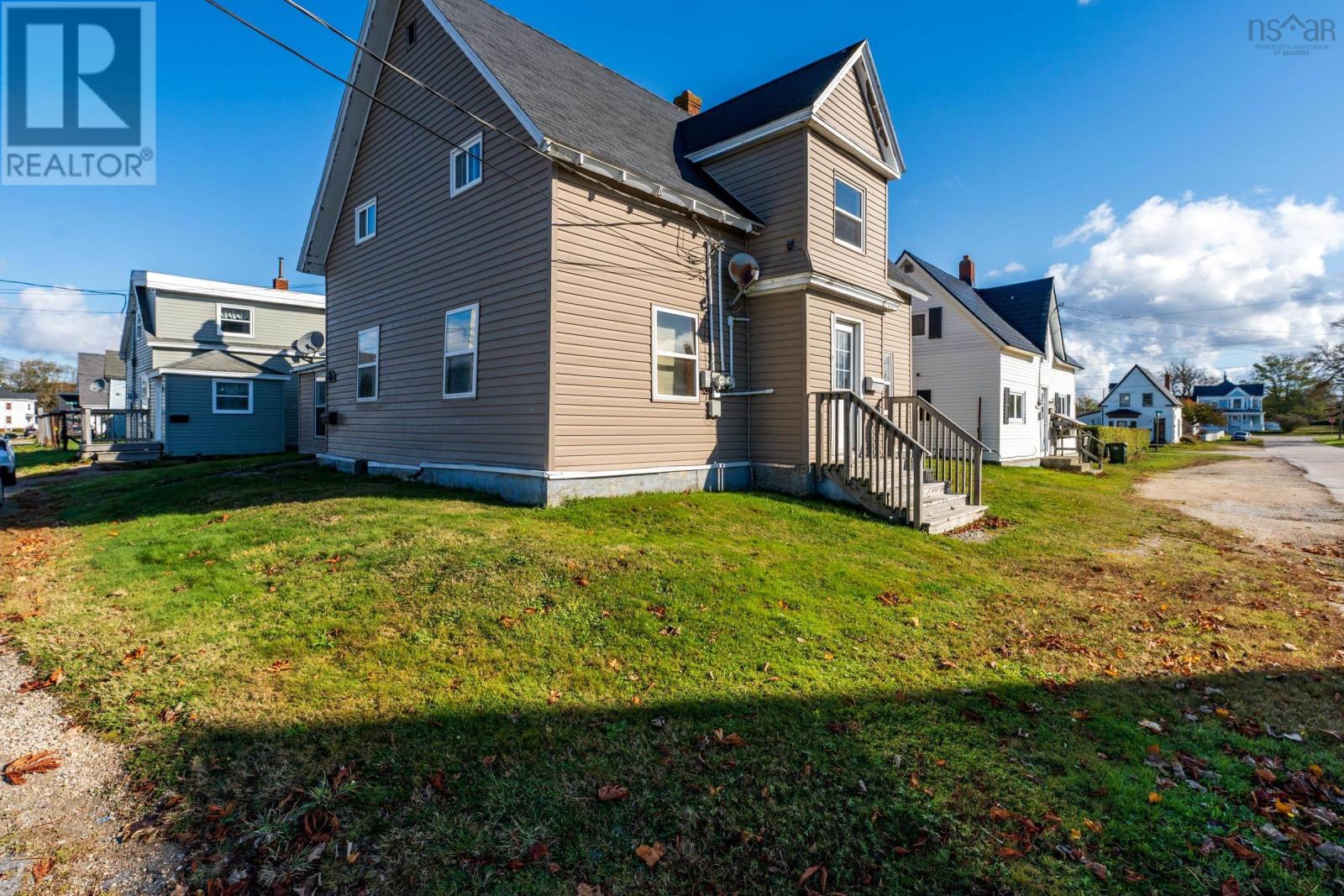 16 Commercial Street, Yarmouth, Nova Scotia  B5A 3R6 - Photo 2 - 202526790