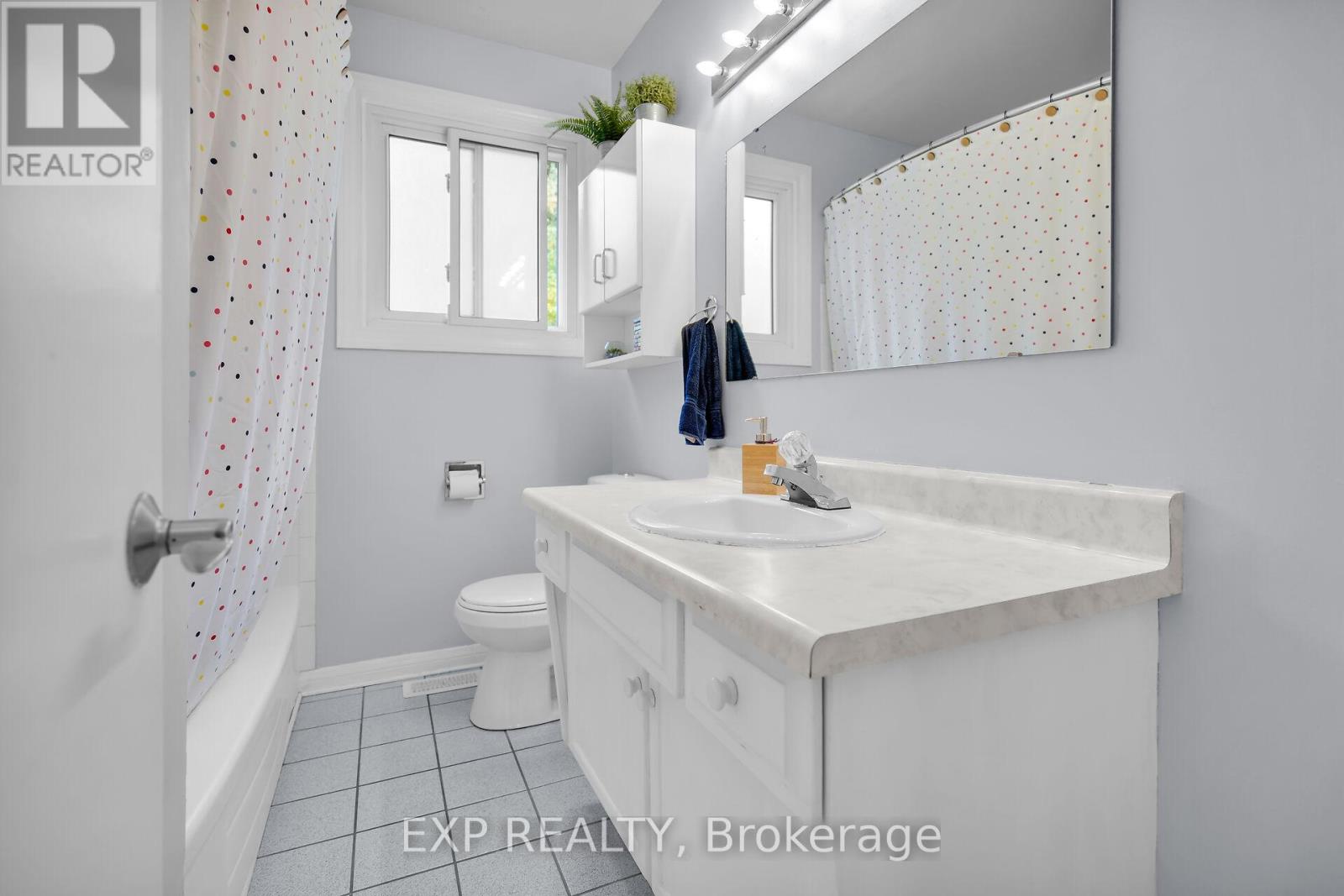 61 Larkspur Crescent, London North, Ontario  N6H 3R1 - Photo 12 - X12492156