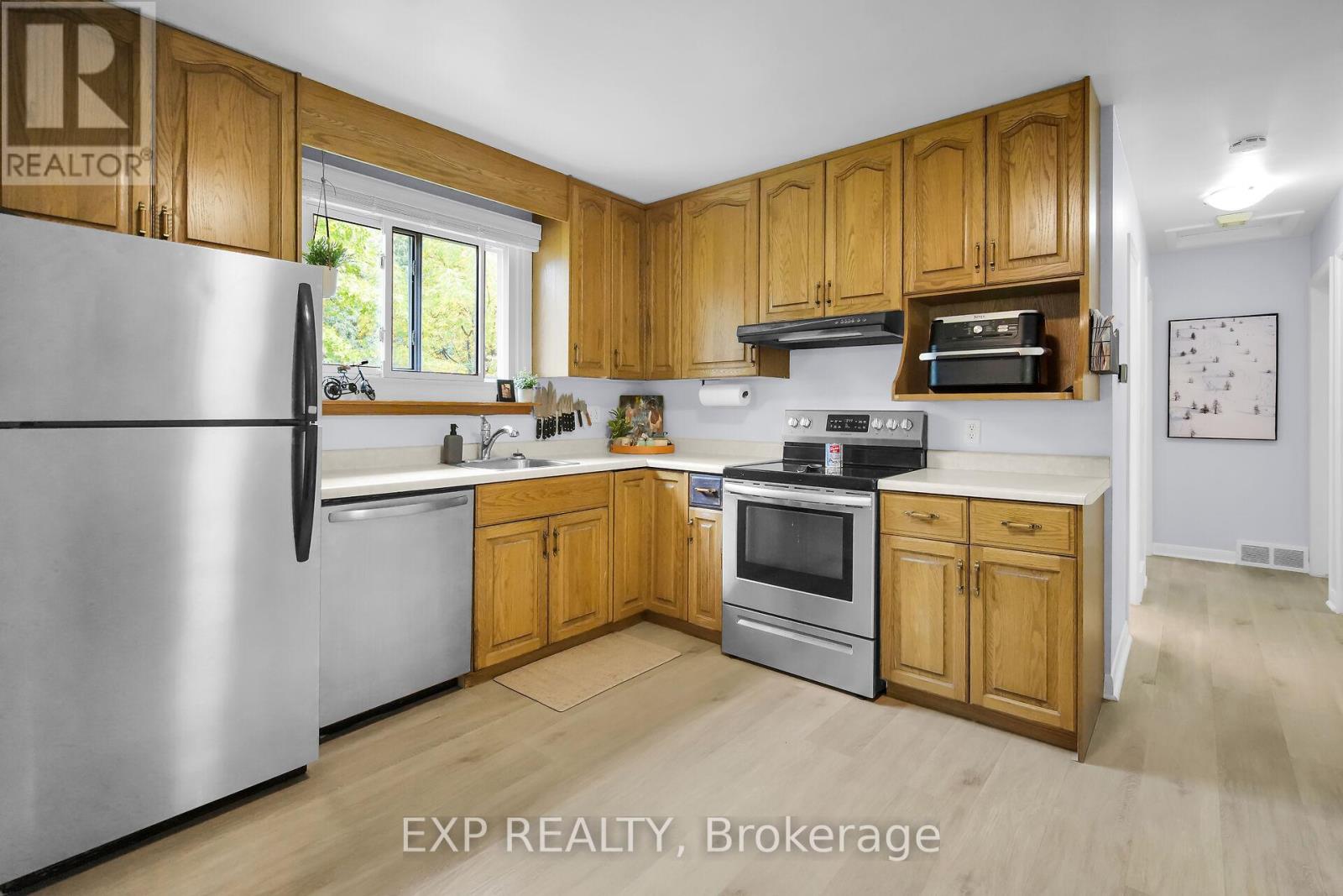 61 Larkspur Crescent, London North, Ontario  N6H 3R1 - Photo 8 - X12492156