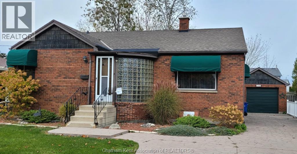 MLS# 25027547: 1720 Dufferin AVENUE, Wallaceburg, Canada