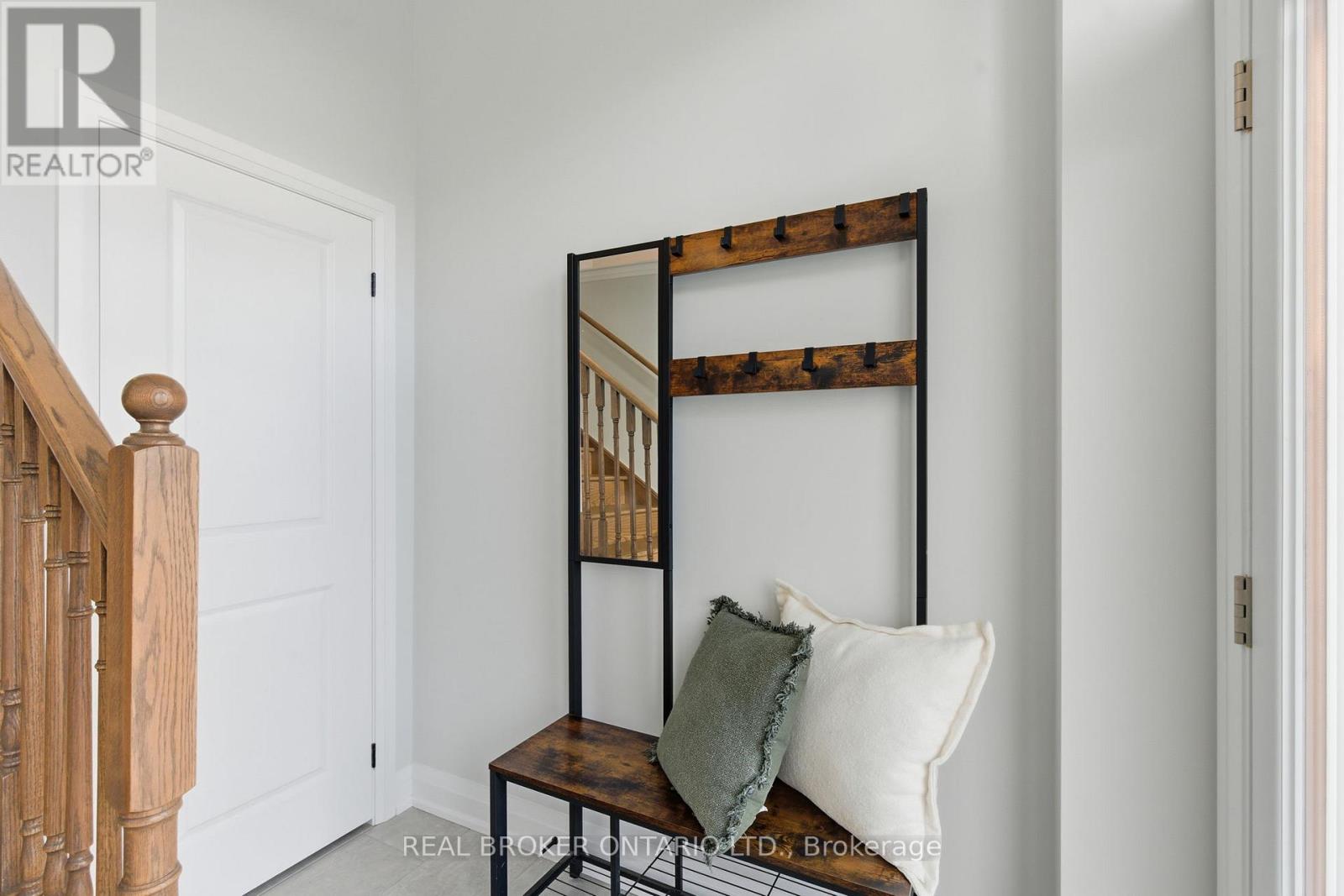 2825 Albatross Way, Pickering, Ontario  L1X 0P6 - Photo 4 - E12491998