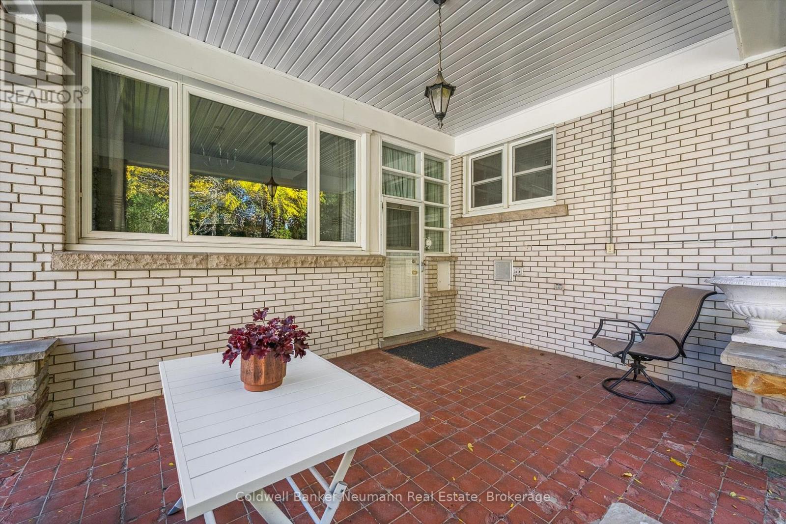 25 Oak Street, Guelph, Ontario  N1G 2N1 - Photo 2 - X12480676