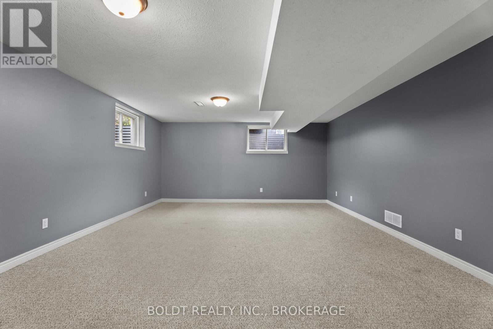 8 Willowlanding Court, Welland (N. Welland), Ontario  L3C 7L7 - Photo 23 - X12492214