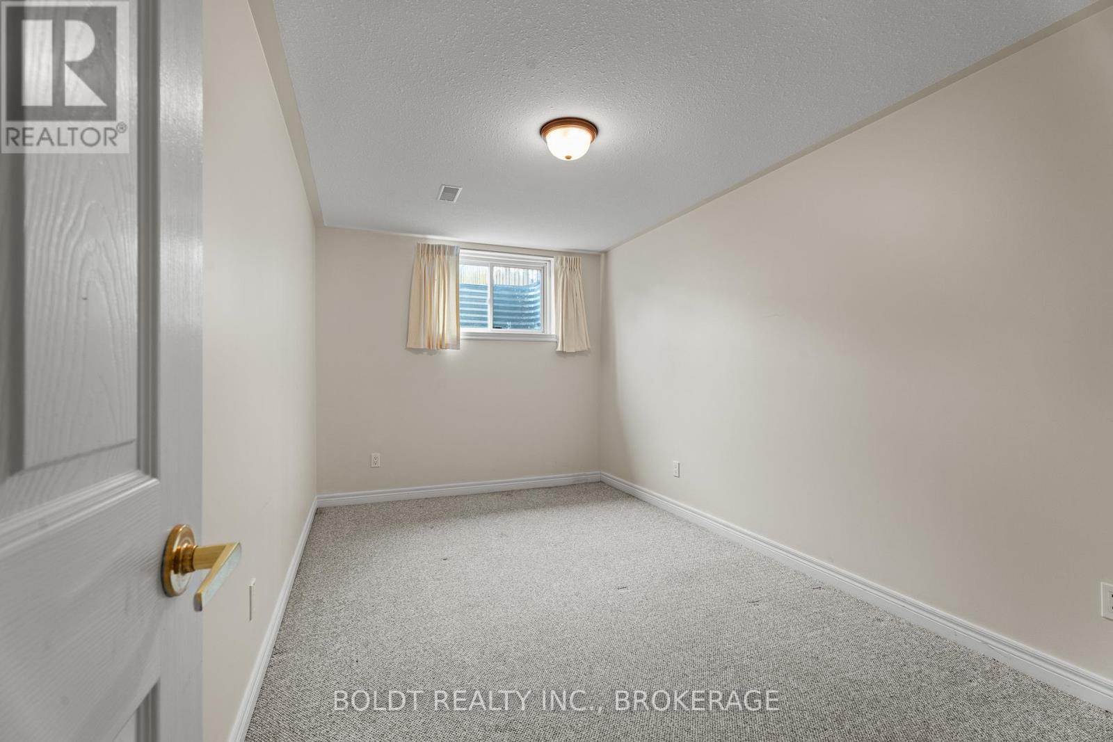 8 Willowlanding Court, Welland (N. Welland), Ontario  L3C 7L7 - Photo 26 - X12492214