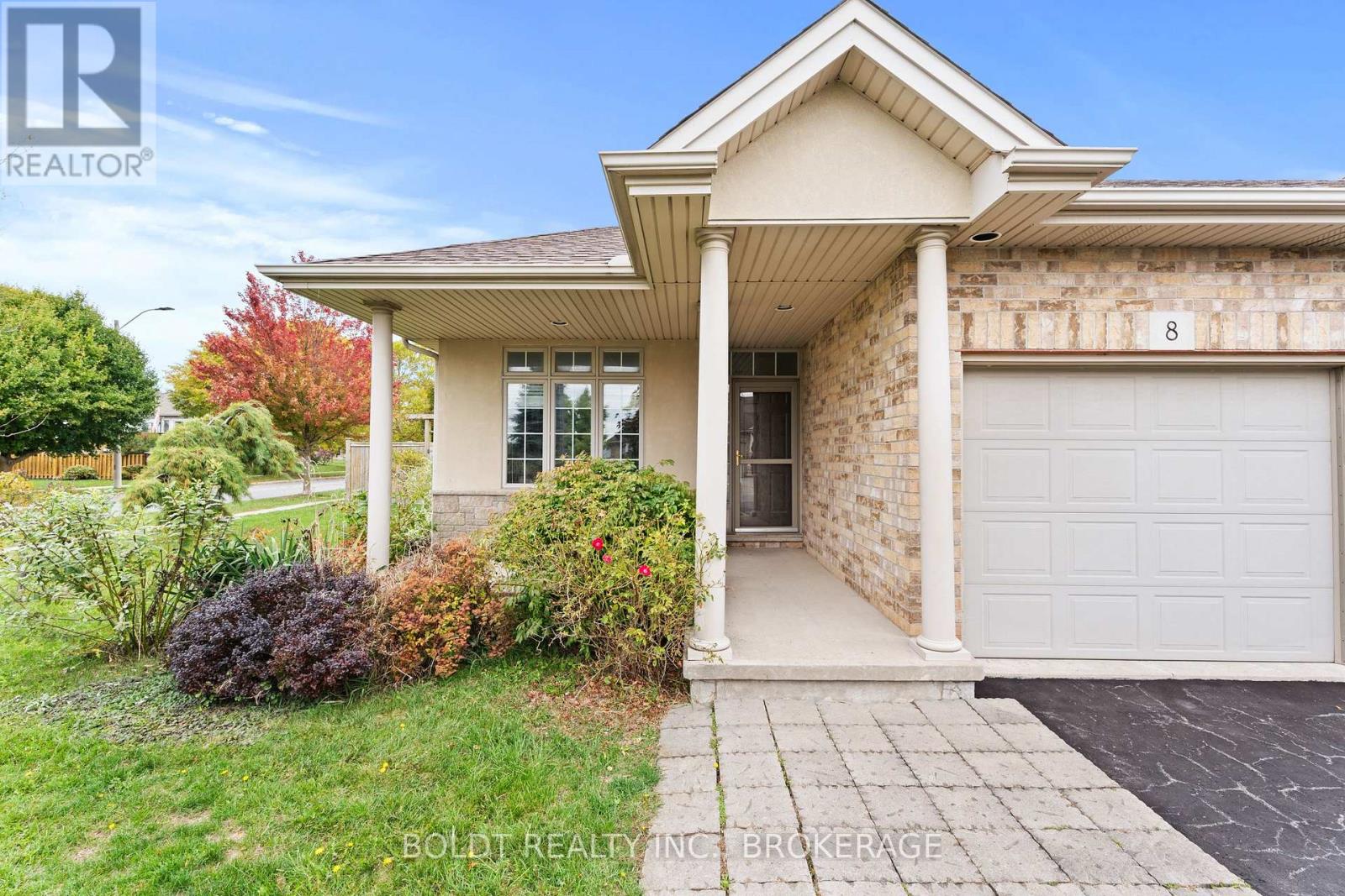 8 Willowlanding Court, Welland (N. Welland), Ontario  L3C 7L7 - Photo 4 - X12492214