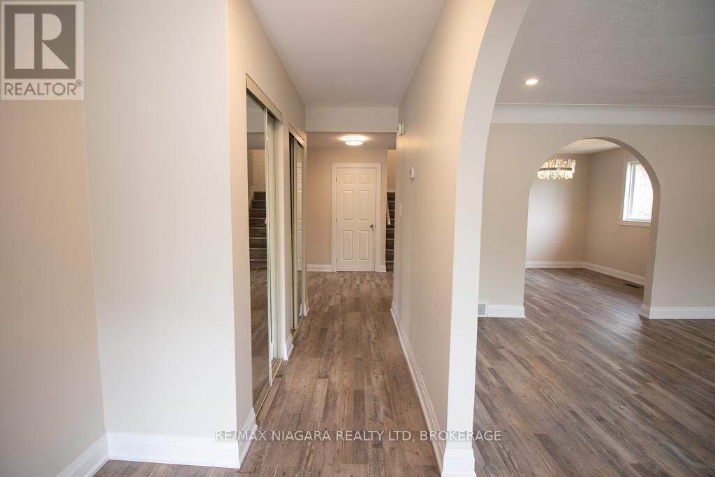 Main - 510 Queen Victoria Drive, Hamilton (Quinndale), Ontario  L8W 1G9 - Photo 2 - X12492276