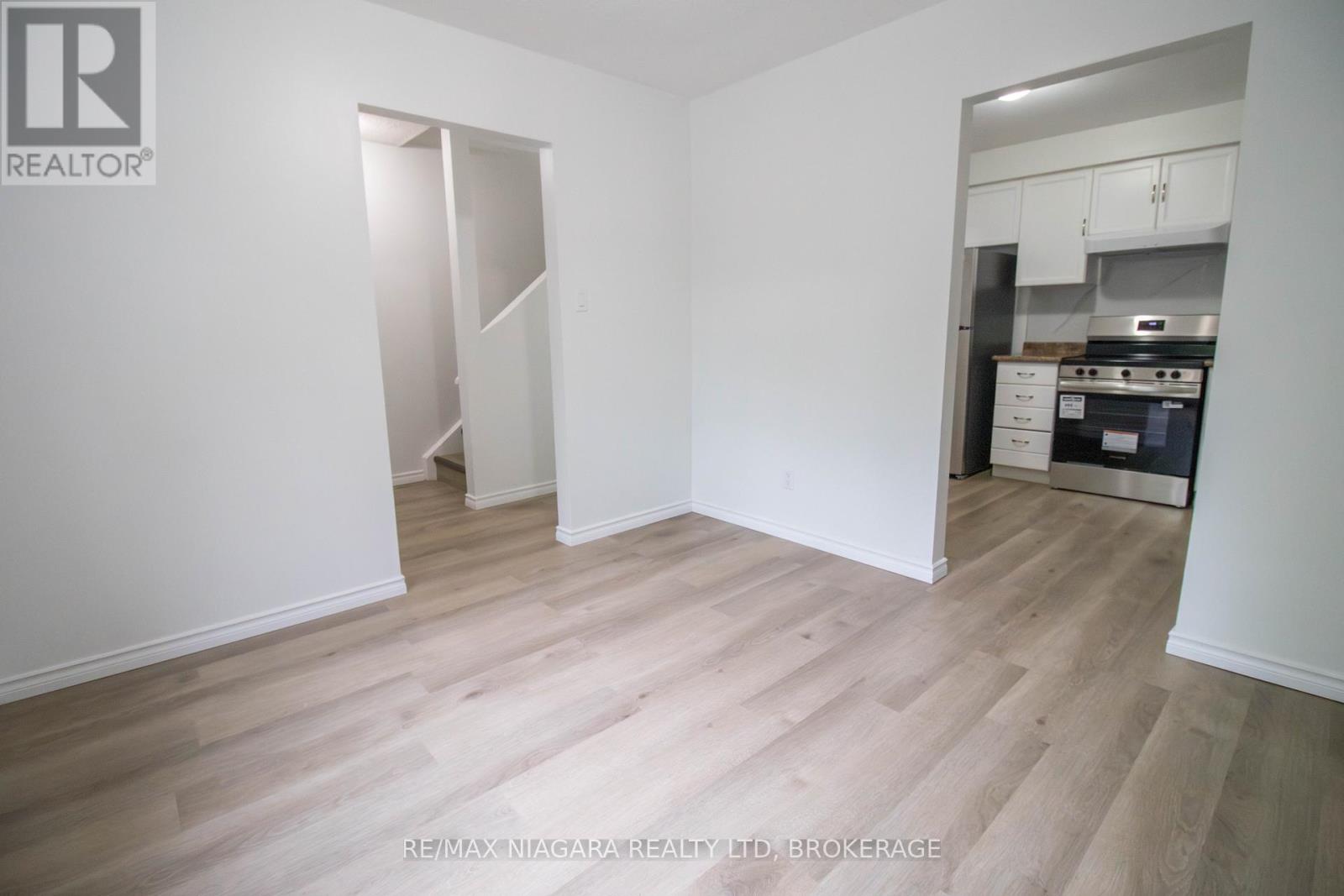 225 - 195 Denistoun Street, Welland, Ontario  L3C 6J6 - Photo 3 - X12492278