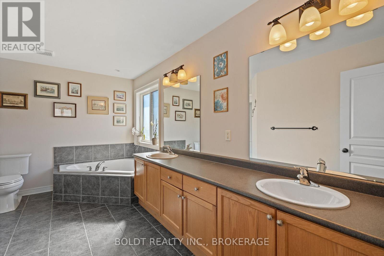 8114 Windsong Drive, Niagara Falls, Ontario  L2H 3M4 - Photo 18 - X12492304