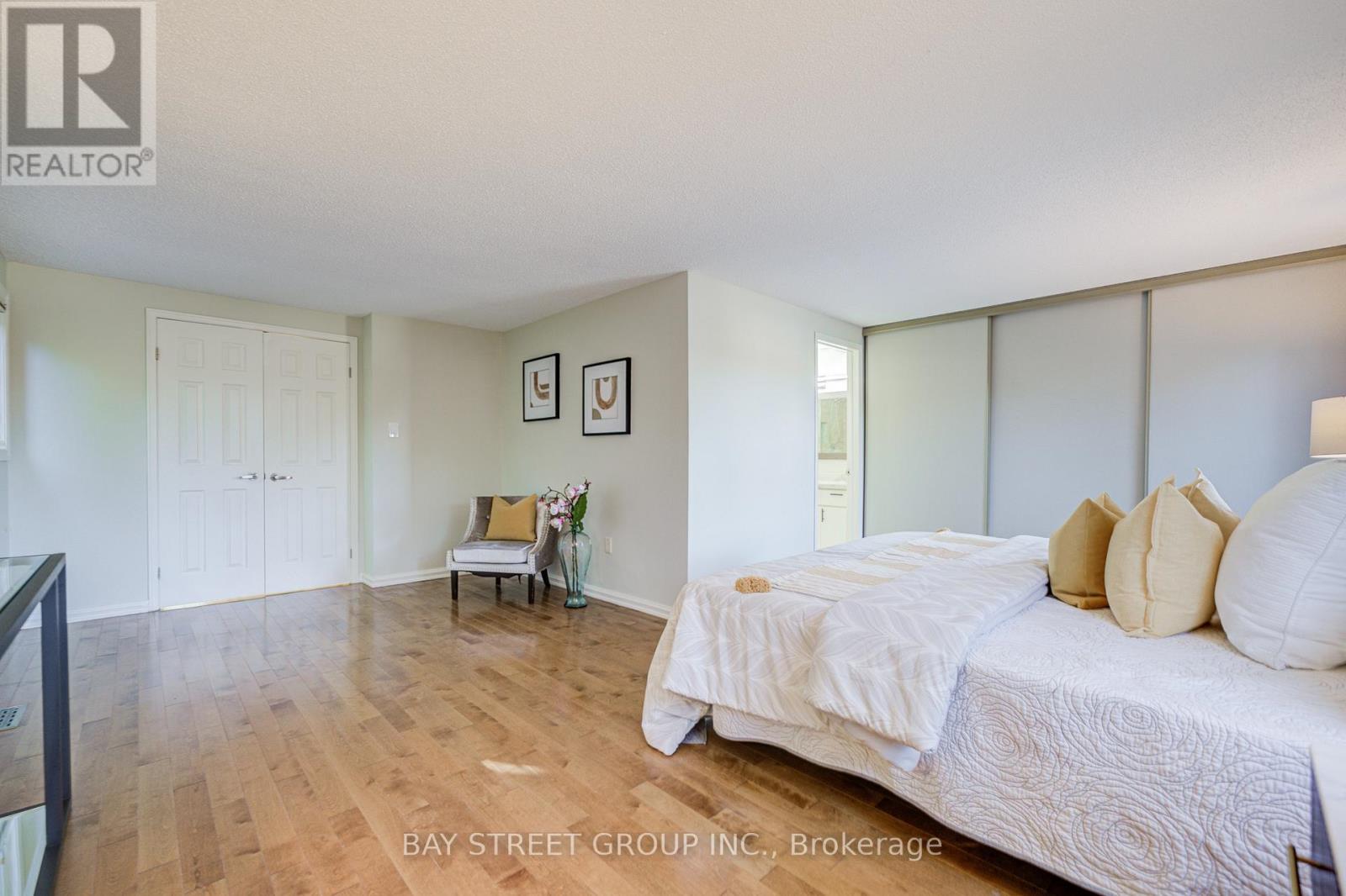 1307 Barberry Green, Oakville, Ontario  L6M 2A7 - Photo 28 - W12405593