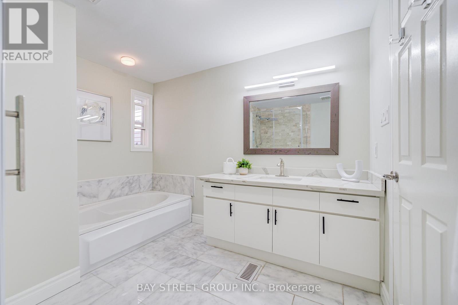 1307 Barberry Green, Oakville, Ontario  L6M 2A7 - Photo 32 - W12405593